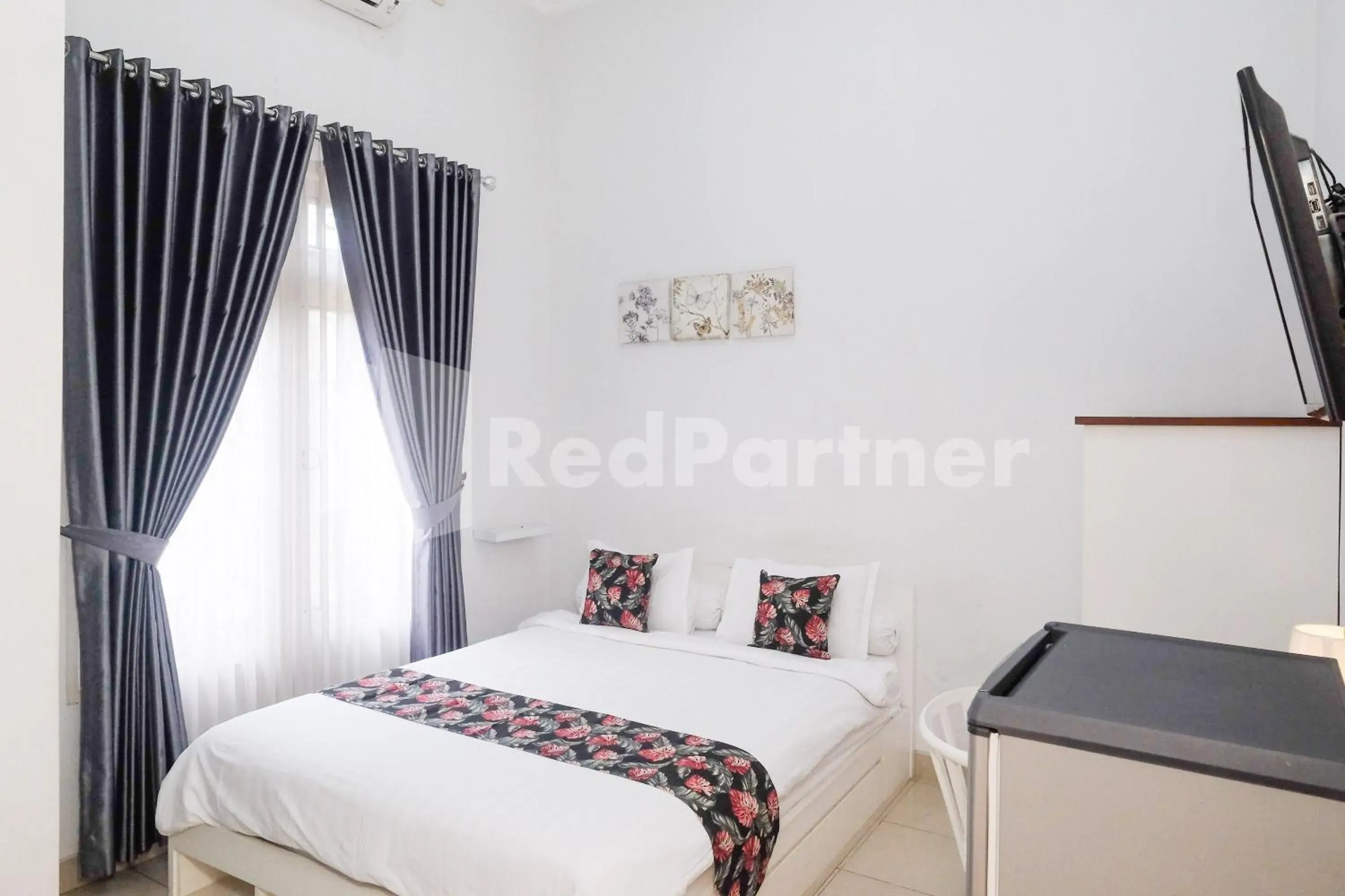 Standard Double Room in Just 11 Boutique Syariah Mitra RedDoorz near UGM Yogyakarta Standard Double Room in Just 11 Boutique Syariah Mitra RedDoorz near UGM Yogyakarta