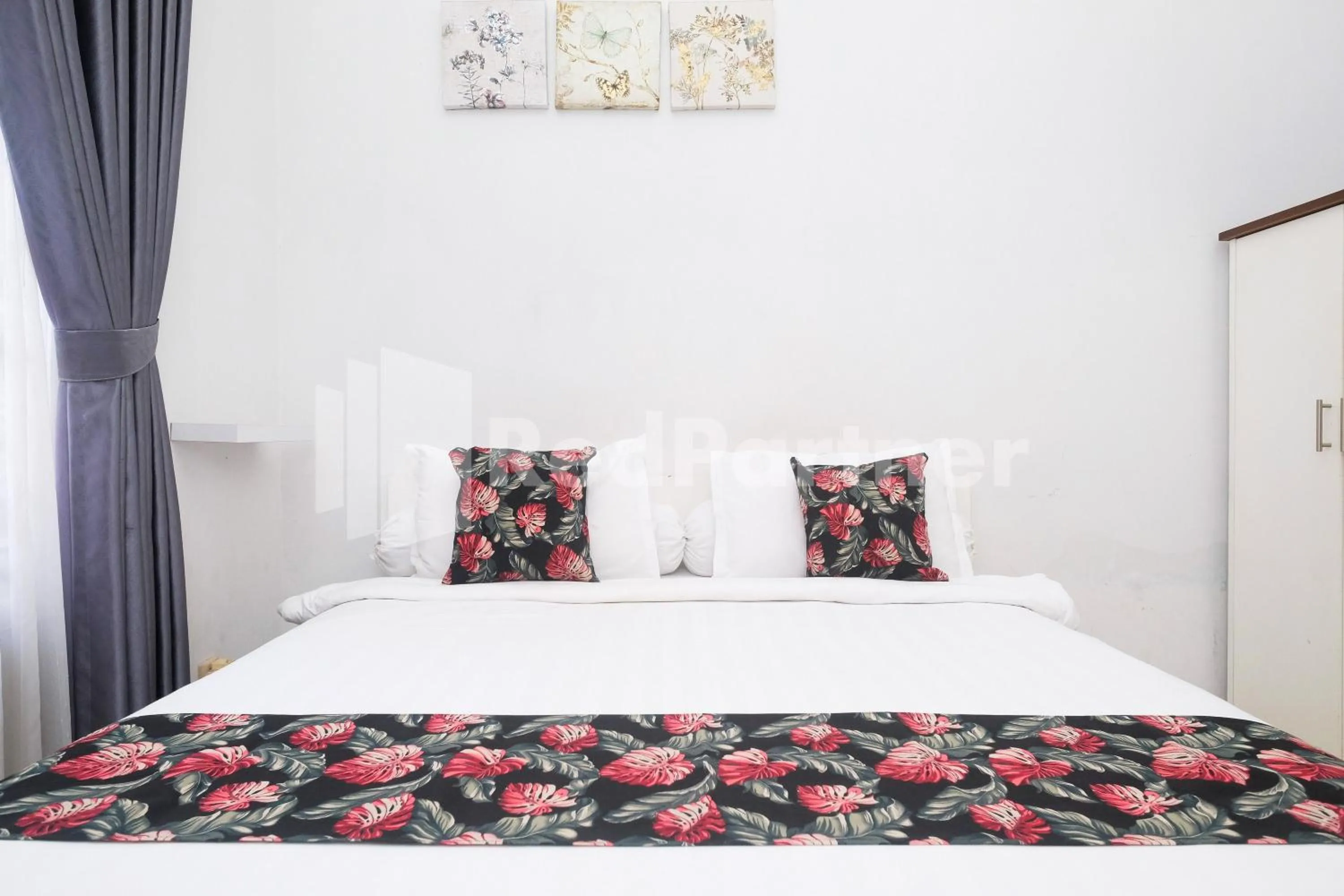 Bed in Just 11 Boutique Syariah Mitra RedDoorz near UGM Yogyakarta