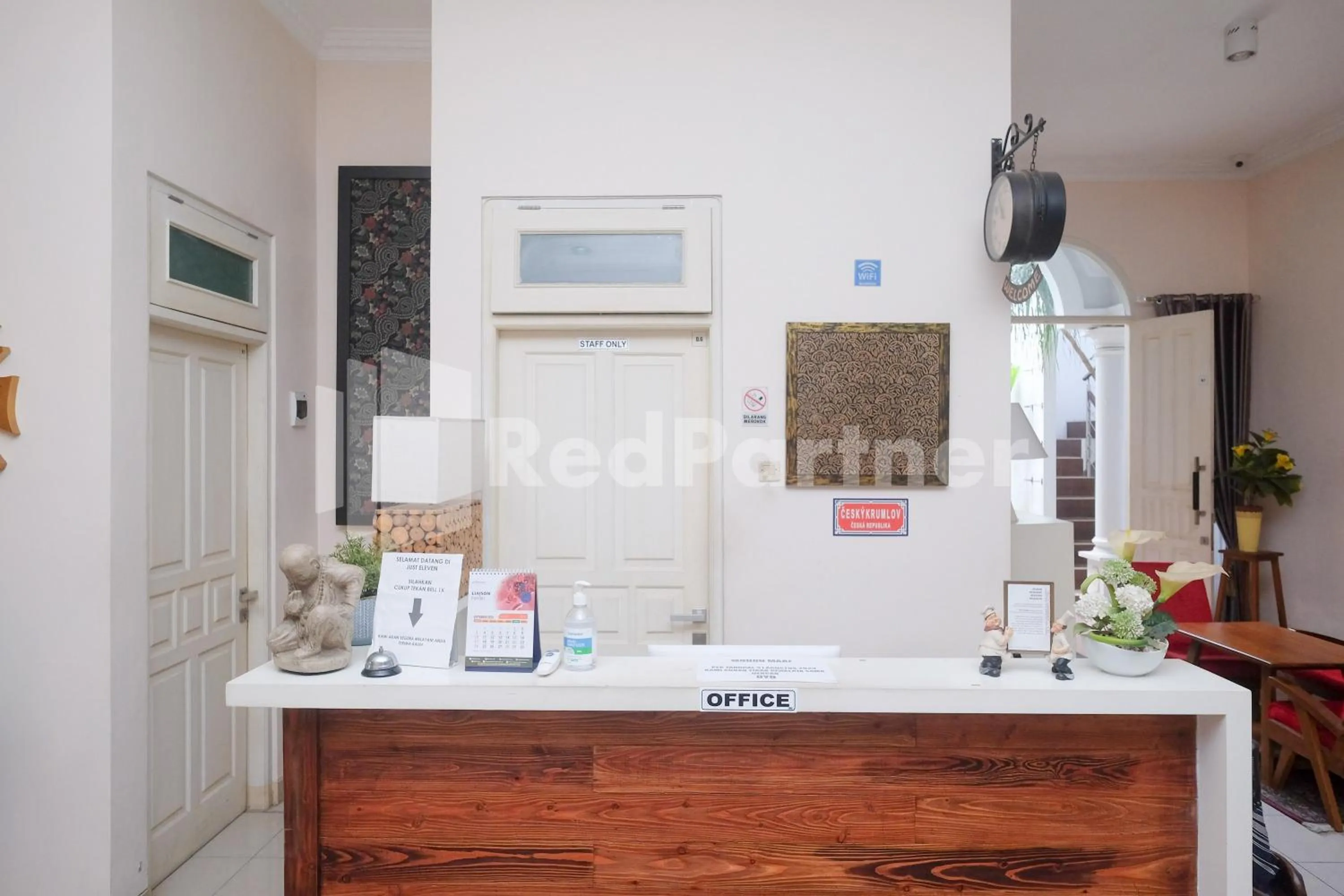 Lobby or reception in Just 11 Boutique Syariah Mitra RedDoorz near UGM Yogyakarta