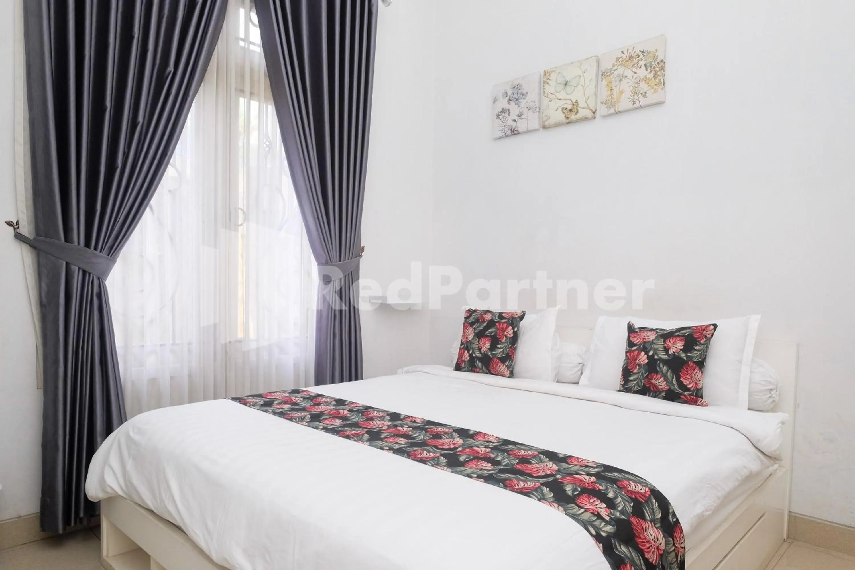 Bed in Just 11 Boutique Syariah Mitra RedDoorz near UGM Yogyakarta