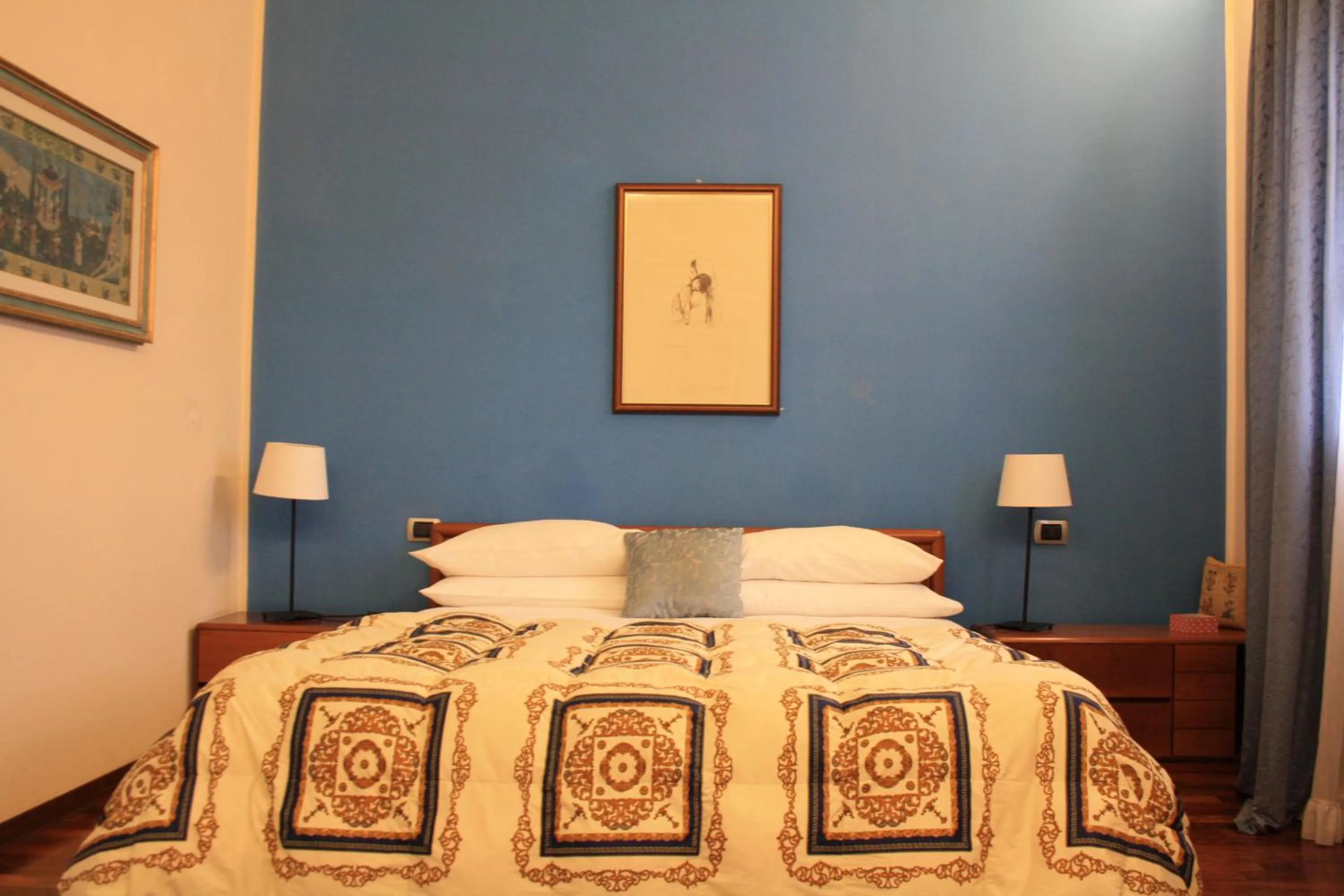 Photo of the whole room, Bed in Villa Clementine