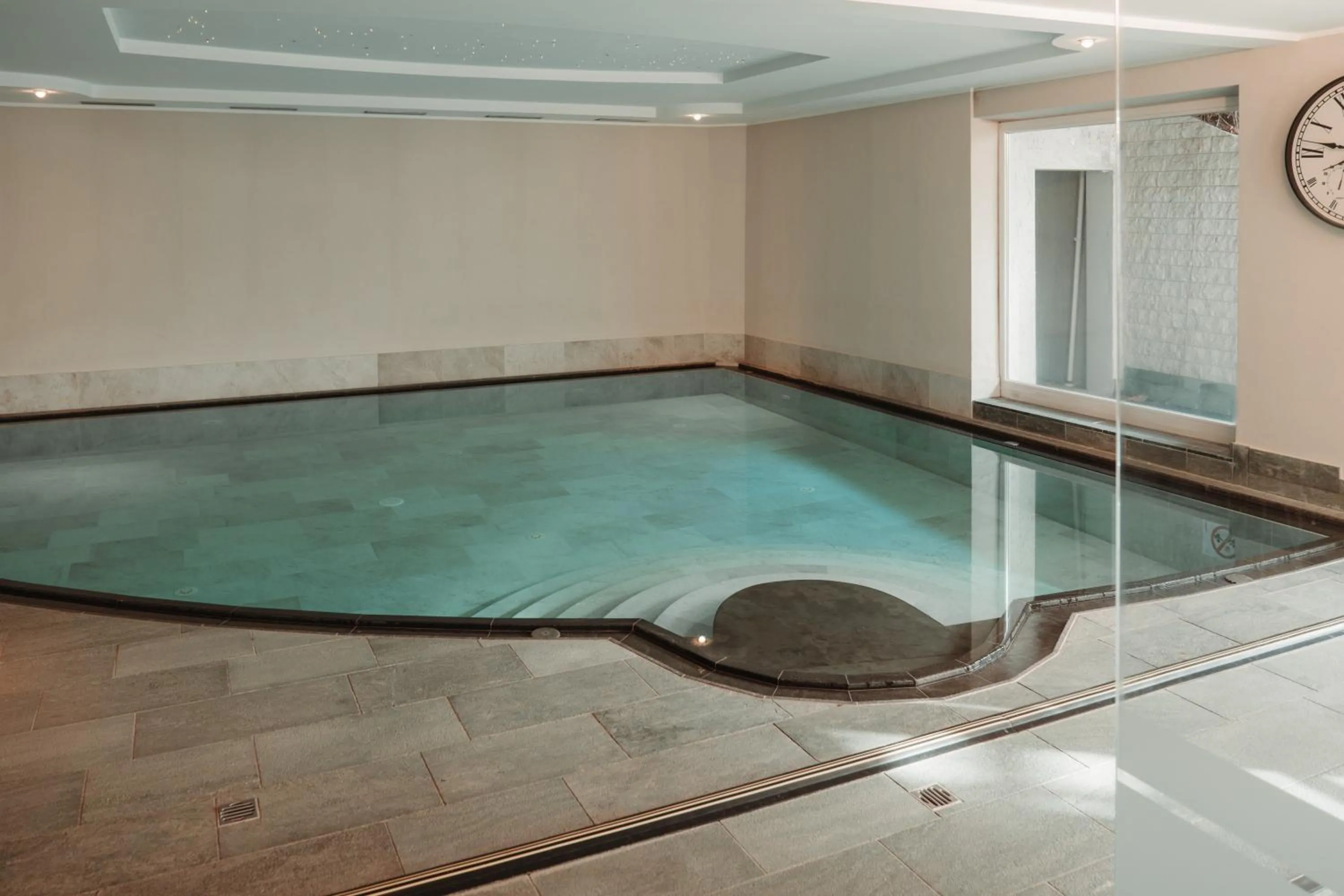 Pool view in Residence Hotel Alpinum