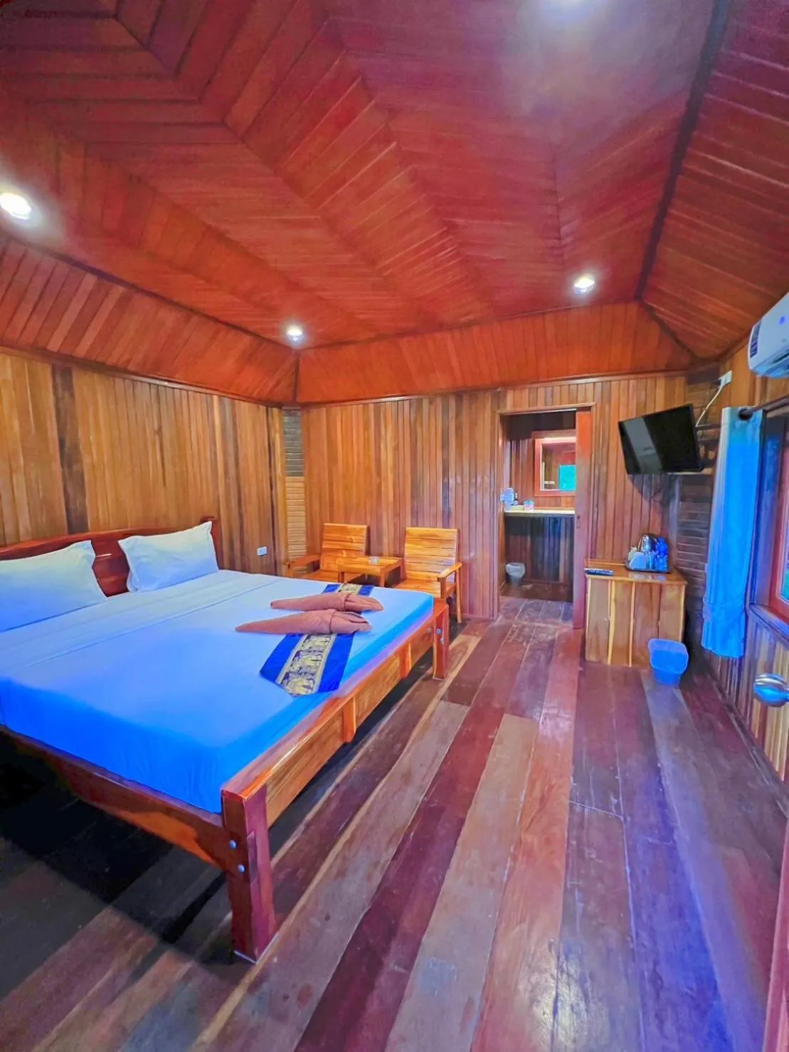 Bedroom, Bed in Diamond Beach Resort