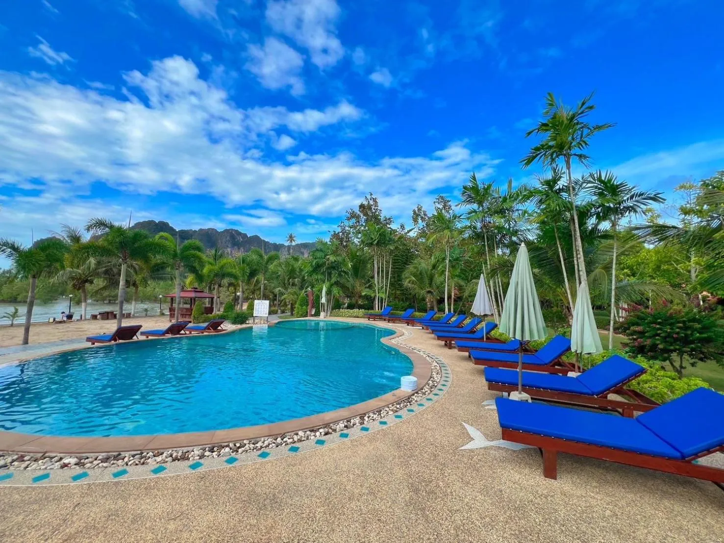 Swimming pool in Diamond Beach Resort