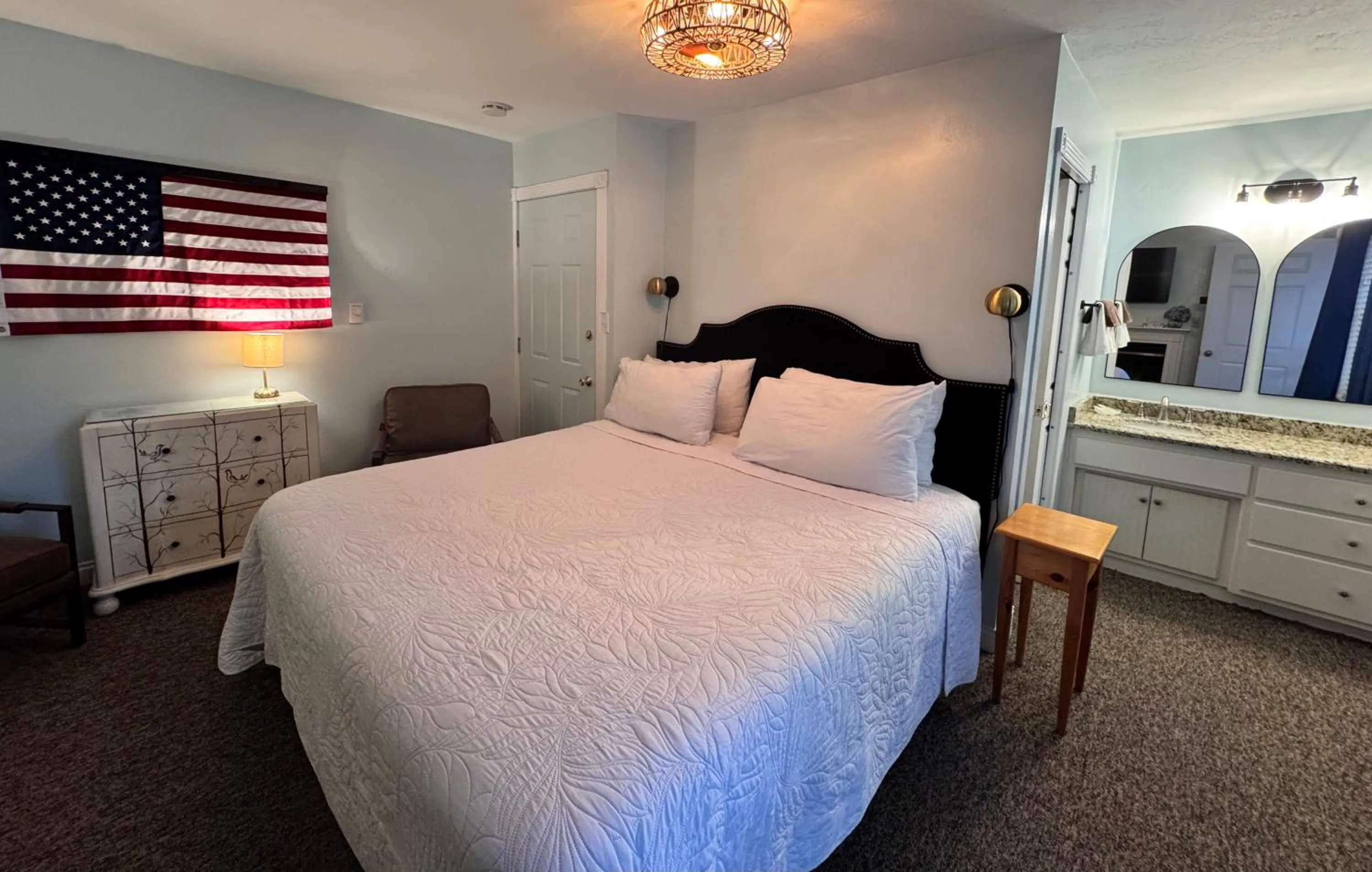 Bed in Cedar Court Inn