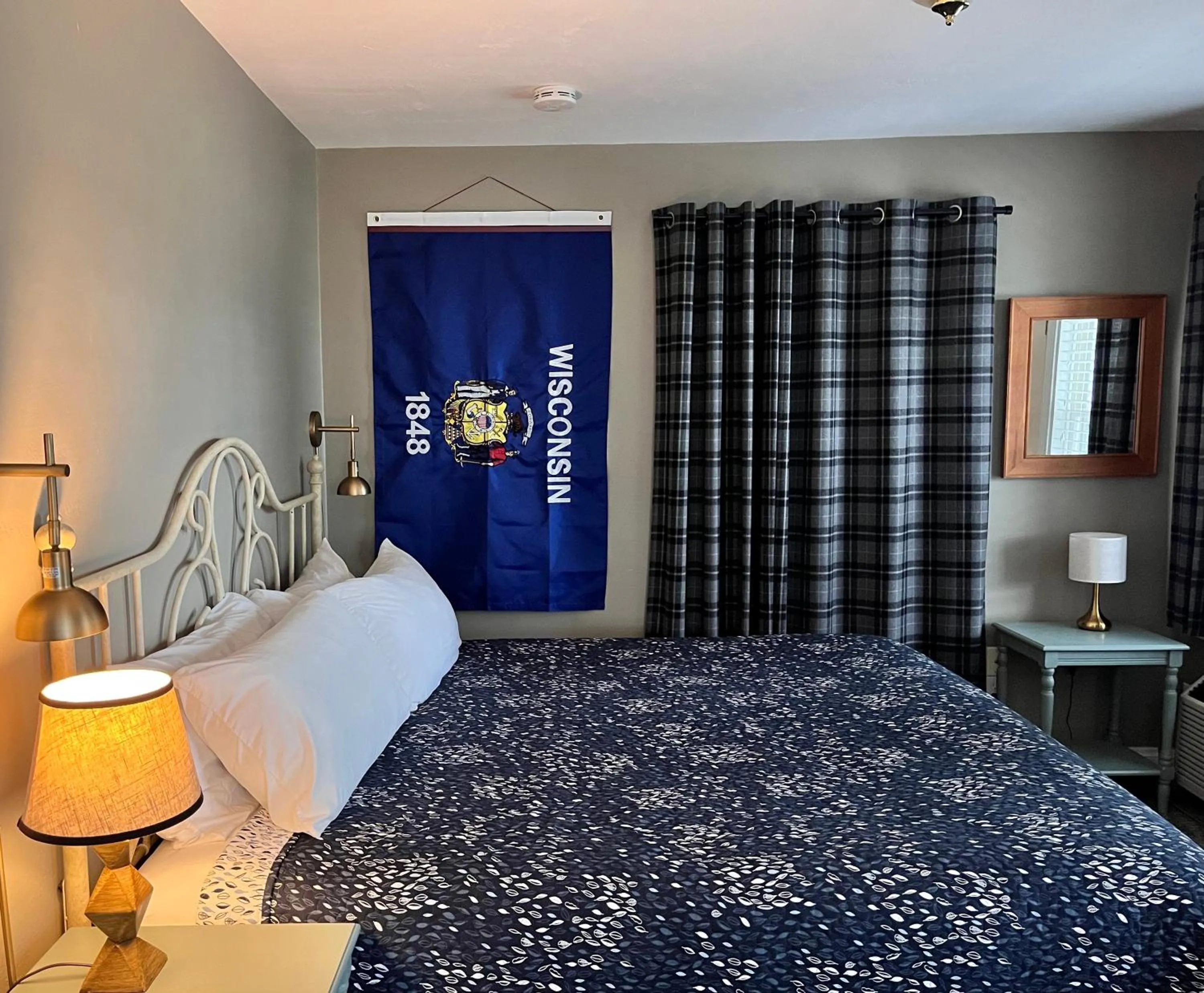 Bed in Cedar Court Inn