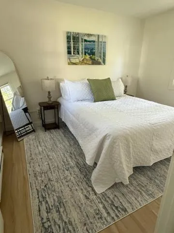 Bed in Cedar Court Inn