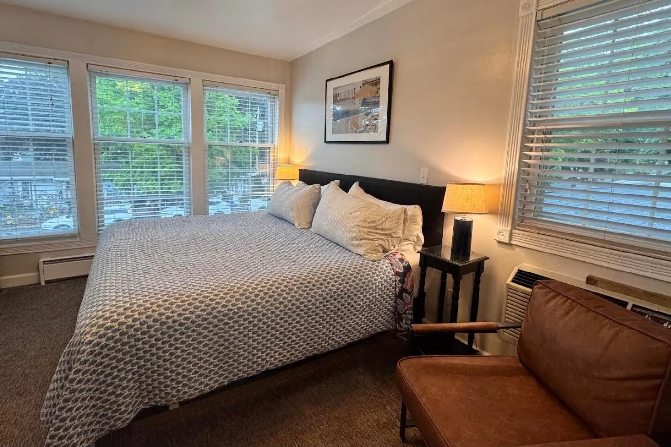 Bed in Cedar Court Inn