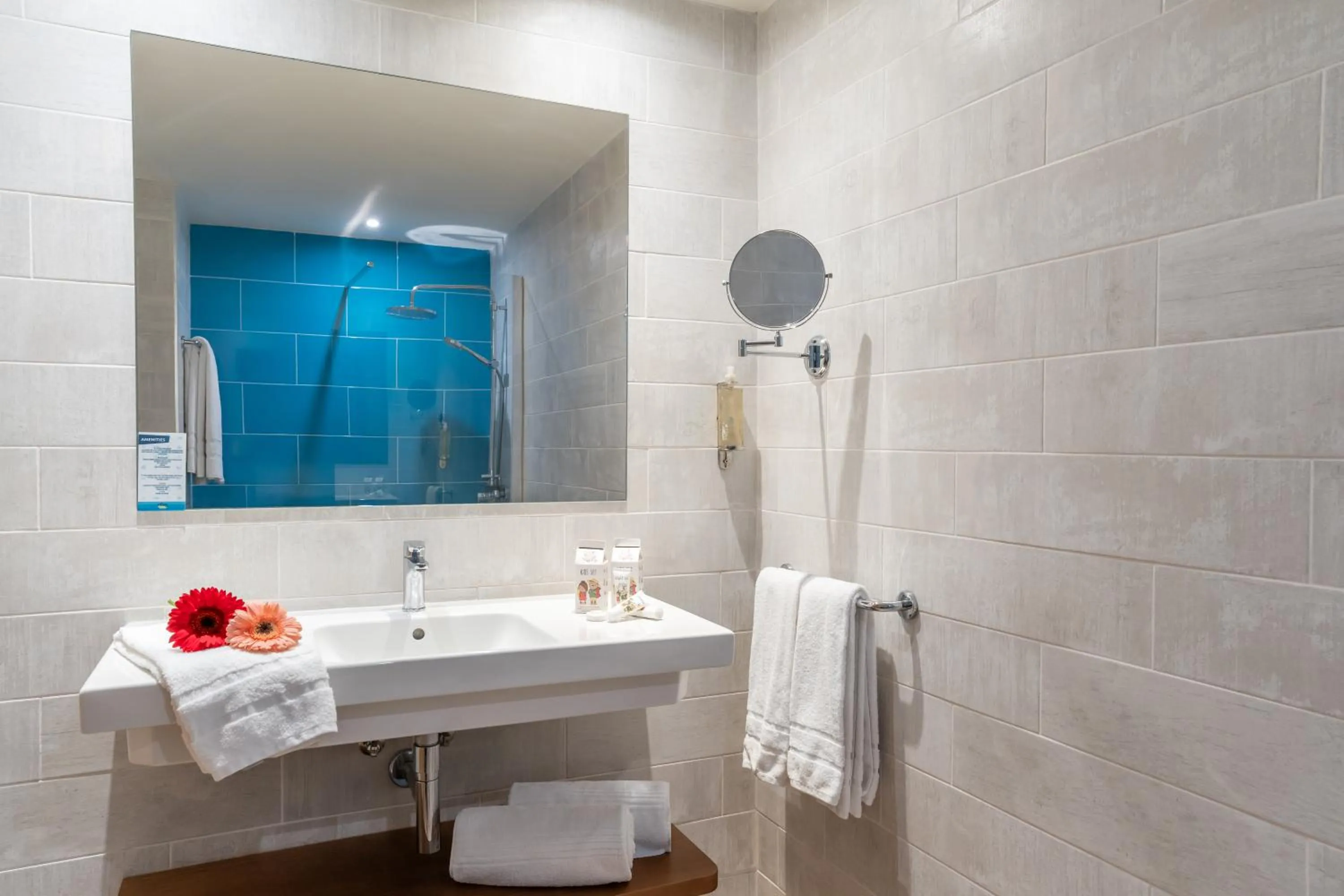 Bathroom in HOVIMA La Pinta Beachfront Family Hotel