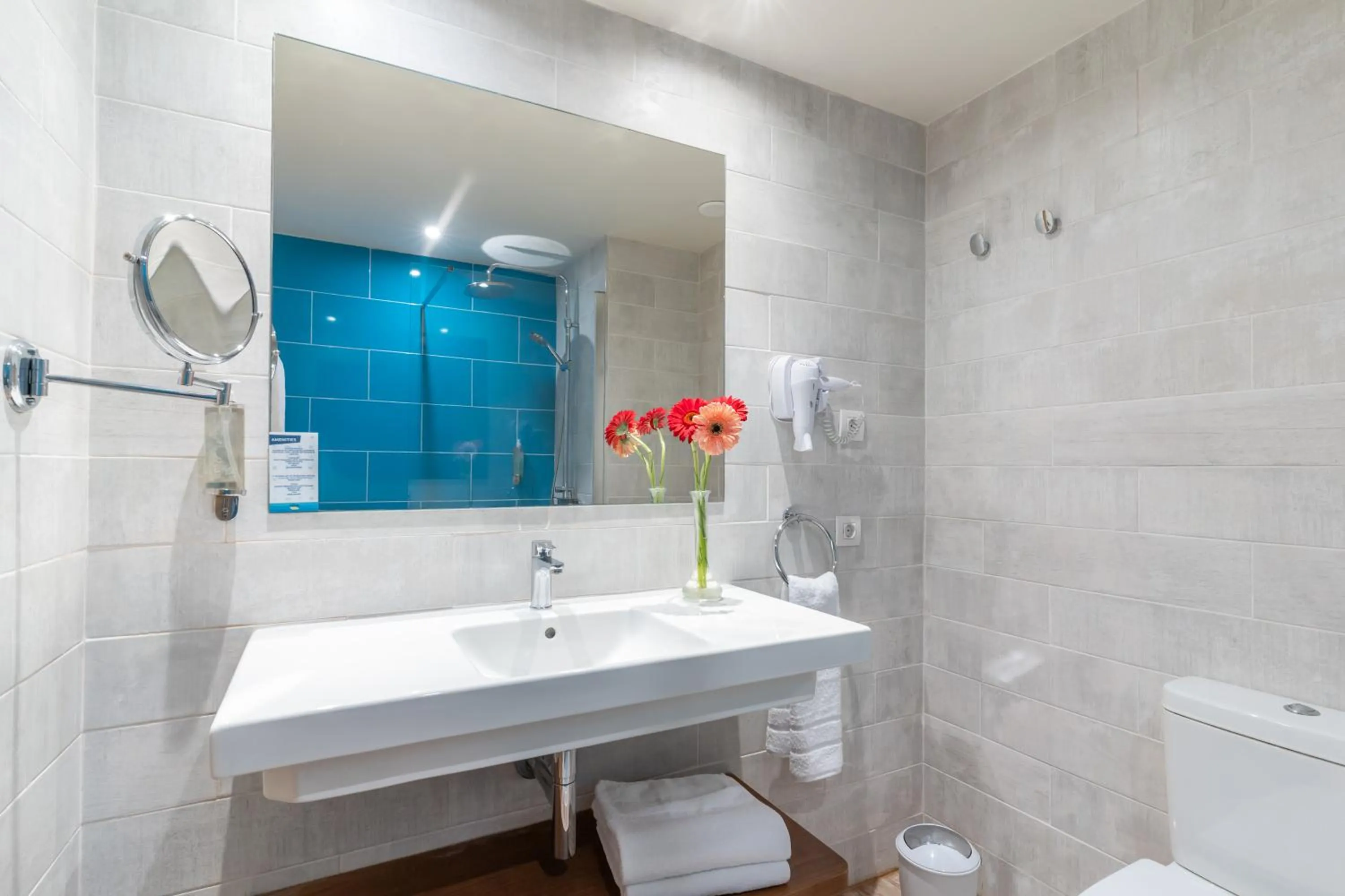 Bathroom in HOVIMA La Pinta Beachfront Family Hotel