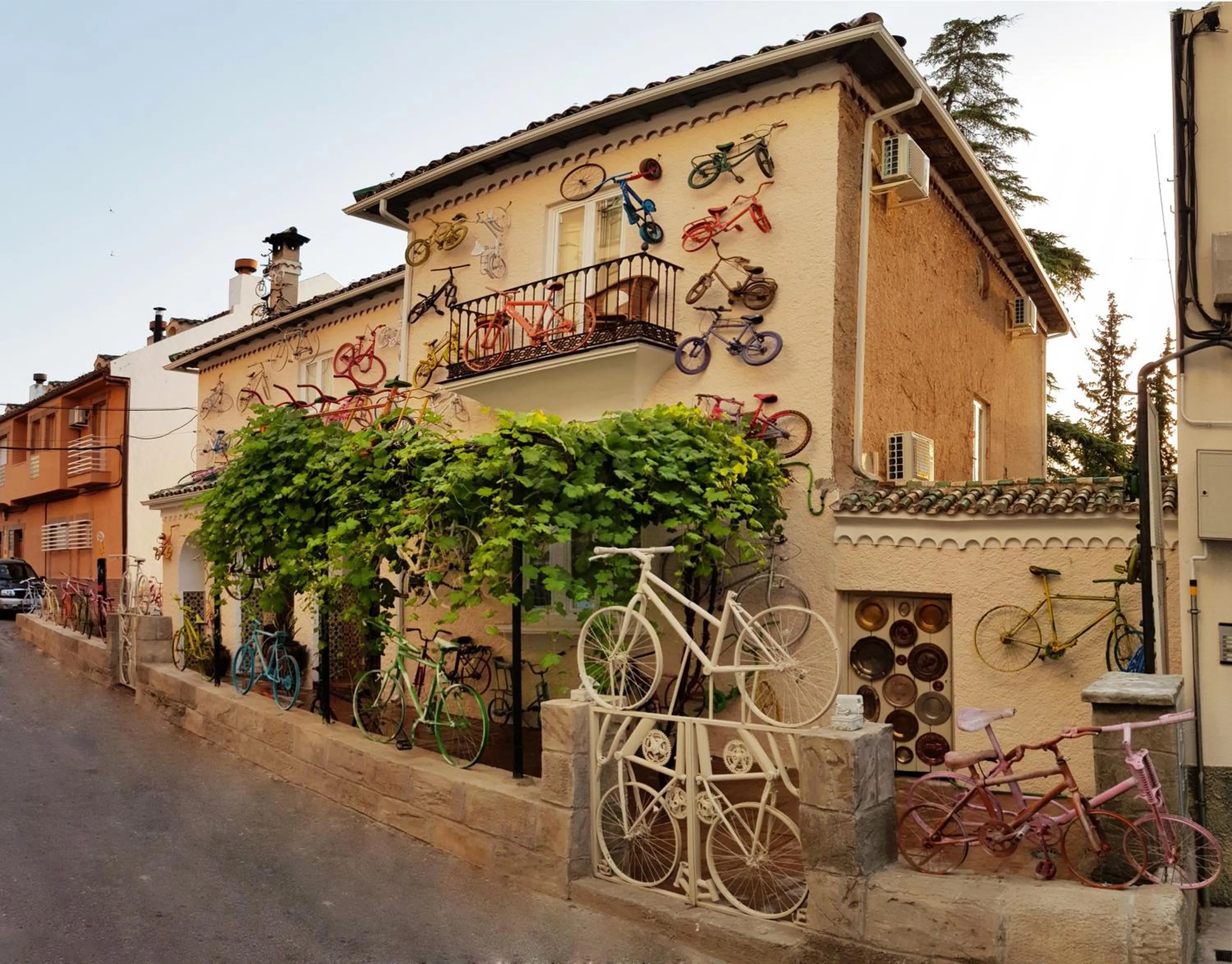 Property building in La Casa De Las Bicicletas