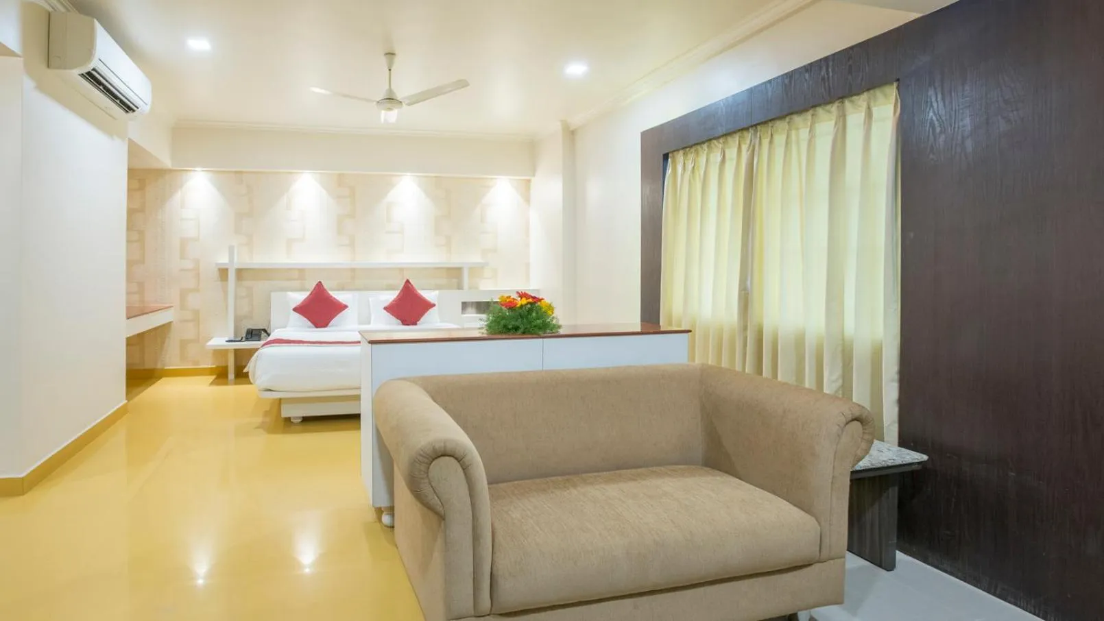 Bed in Sai International Hotel