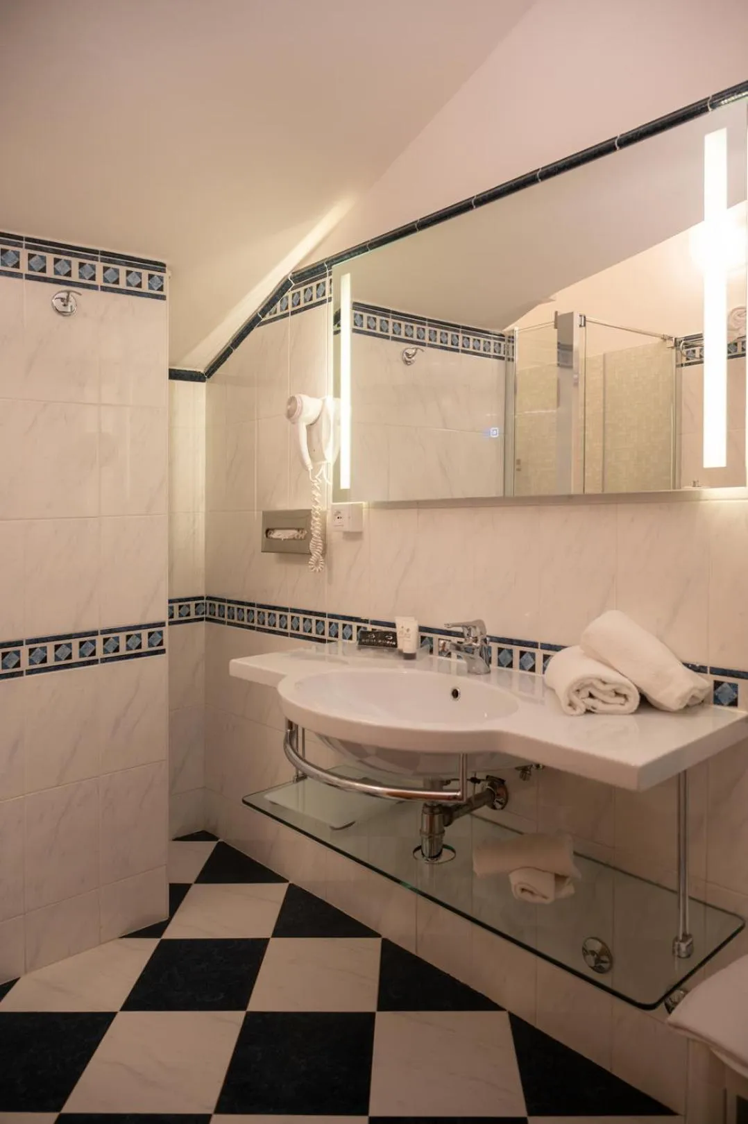 Shower in Hotel Savoy