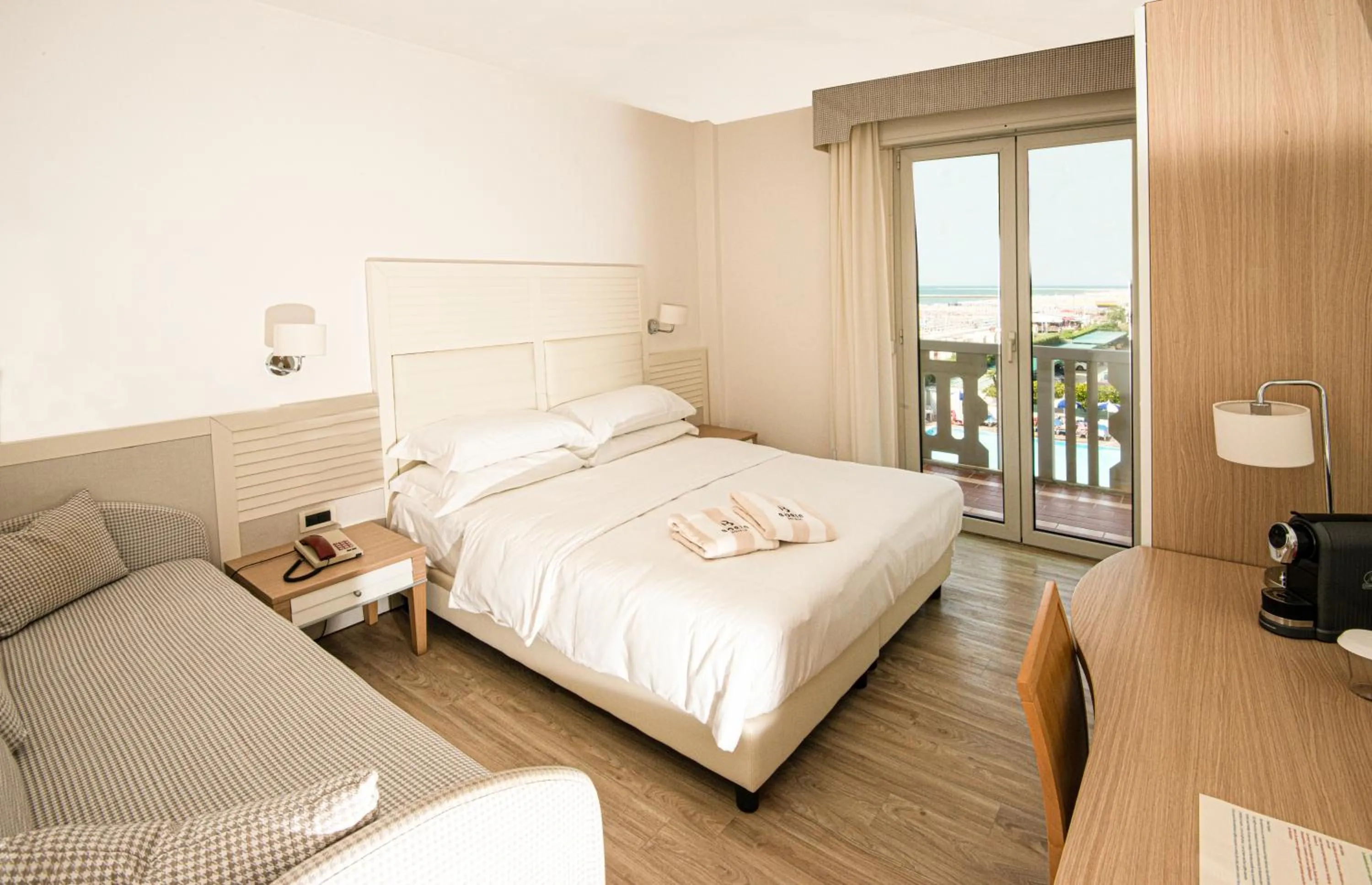 oven, Bed in Hotel Savoy