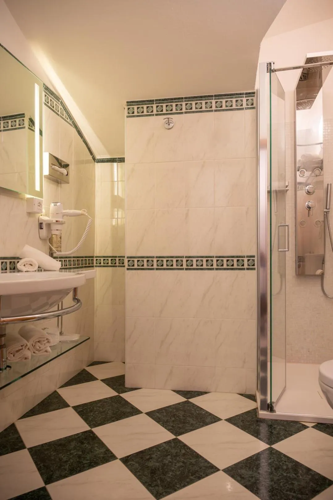 Shower in Hotel Savoy