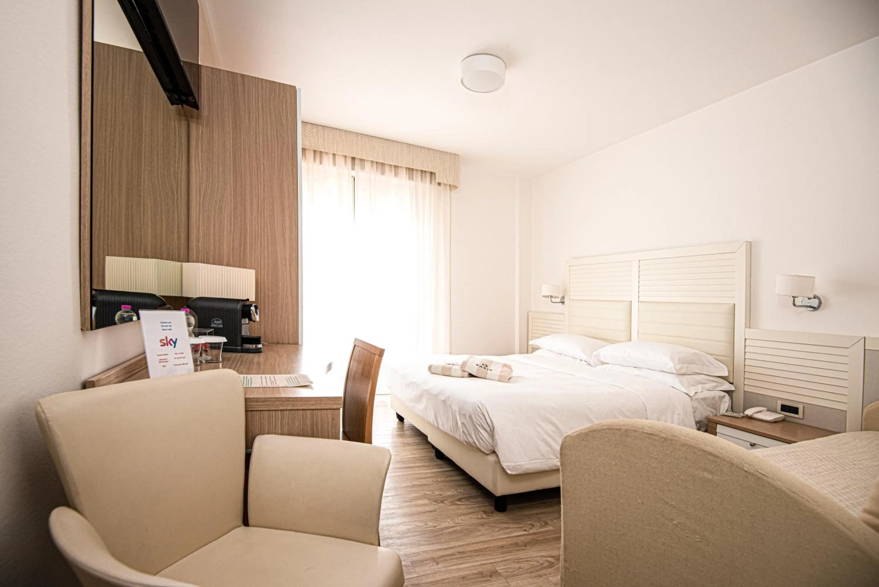 oven, Bed in Hotel Savoy