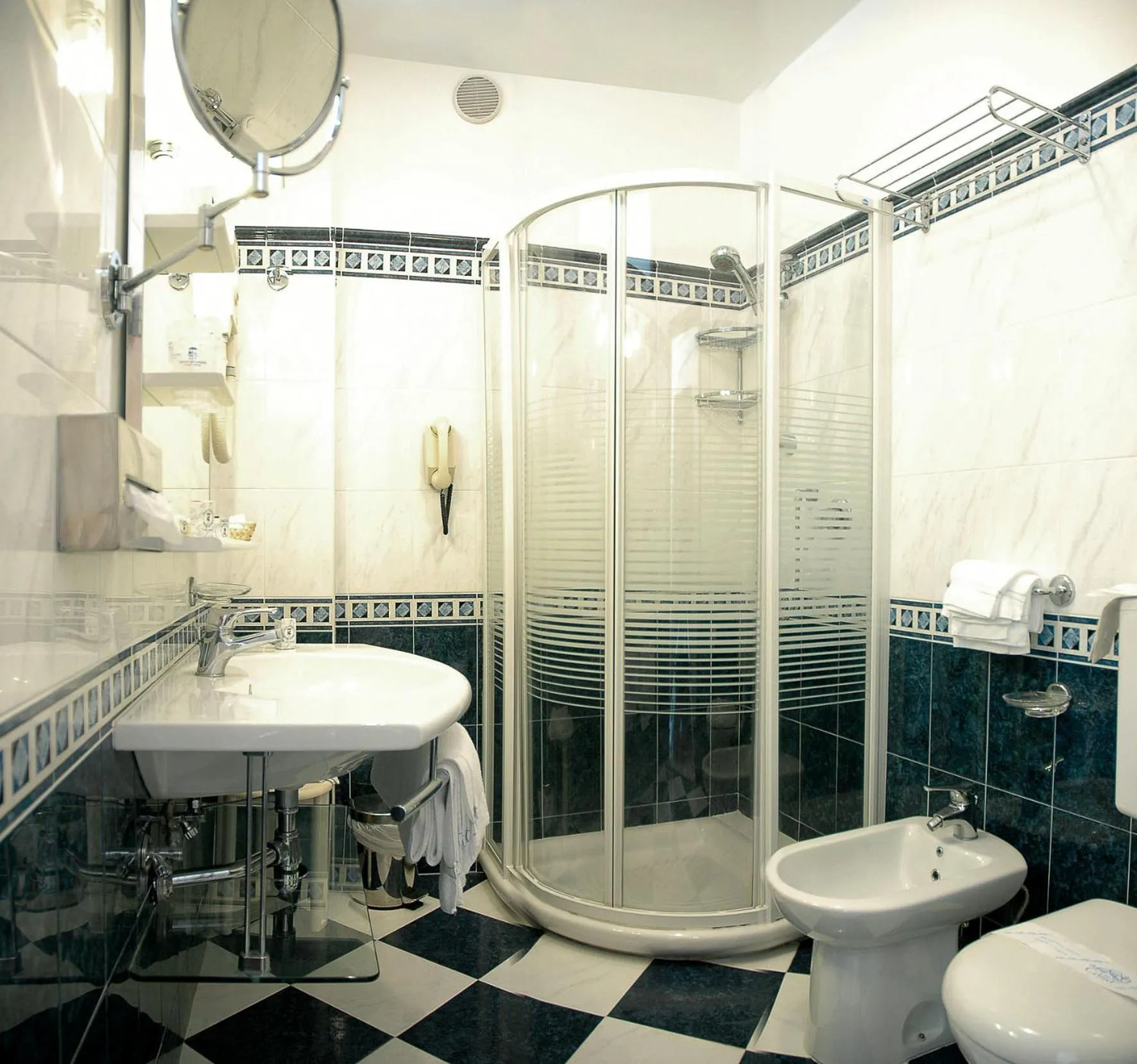 Bathroom in Hotel Savoy