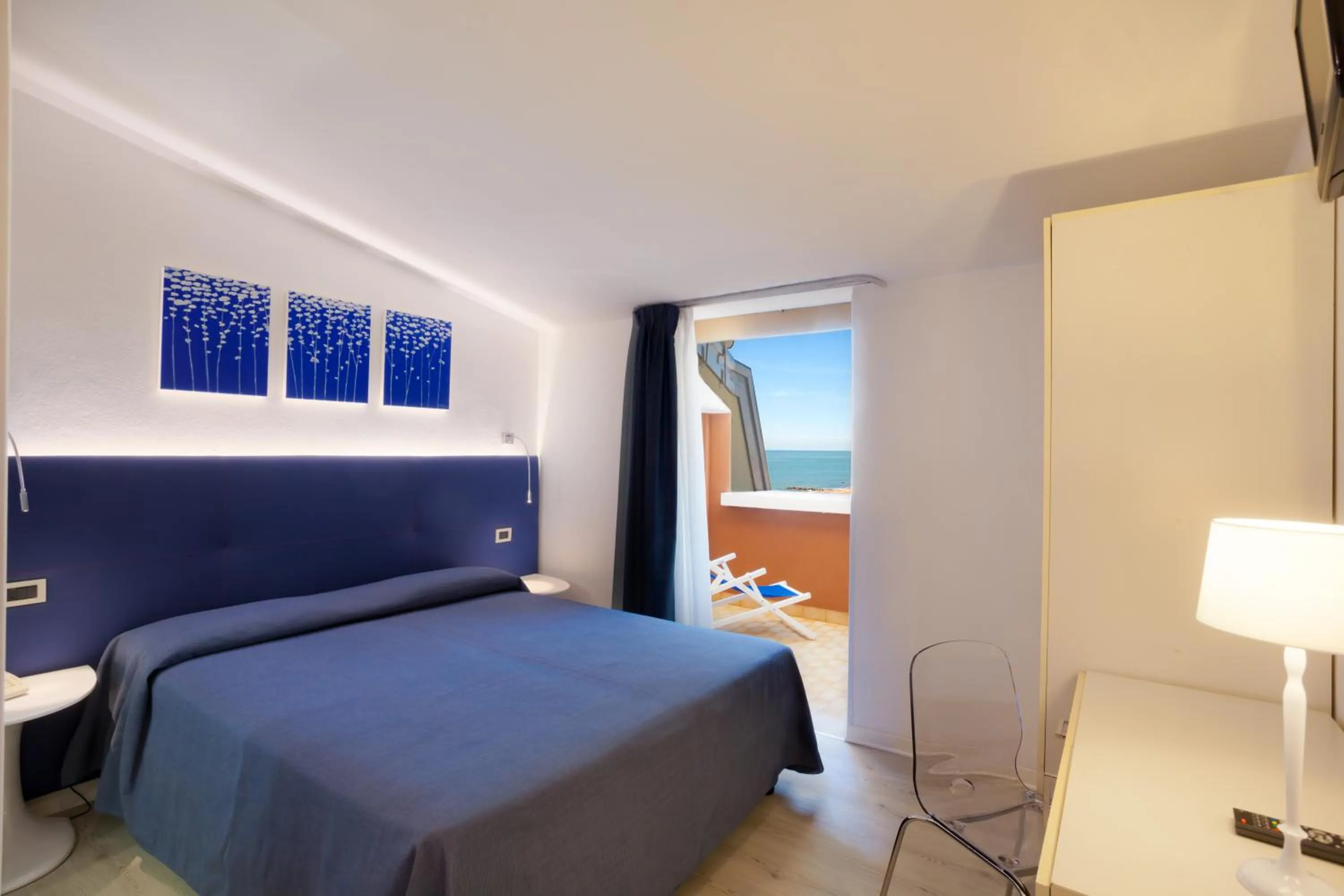 Day, Bed in Hotel Savoy