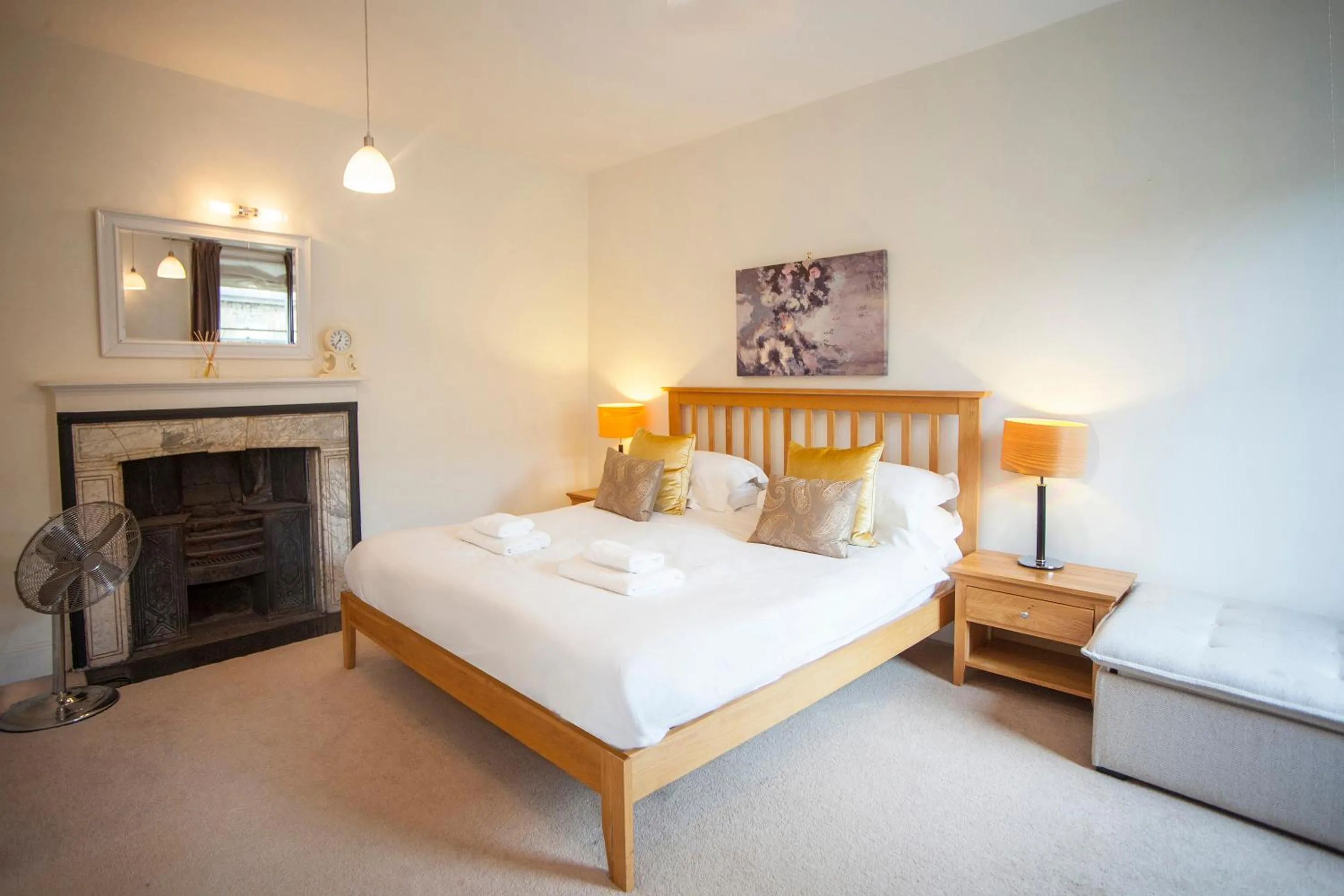 Stunning Spacious Central Apartment near Parade Gardens