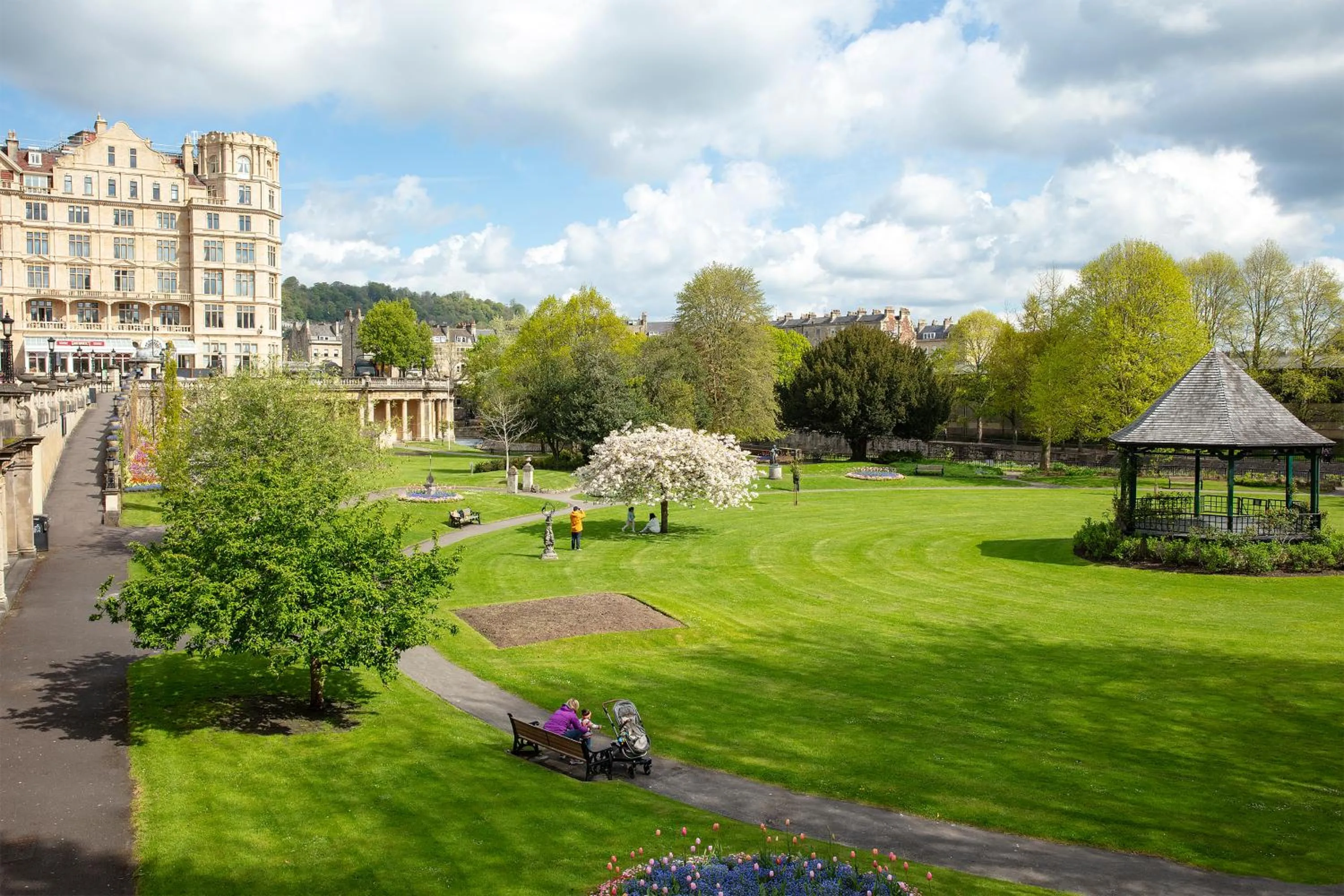 Stunning Spacious Central Apartment near Parade Gardens