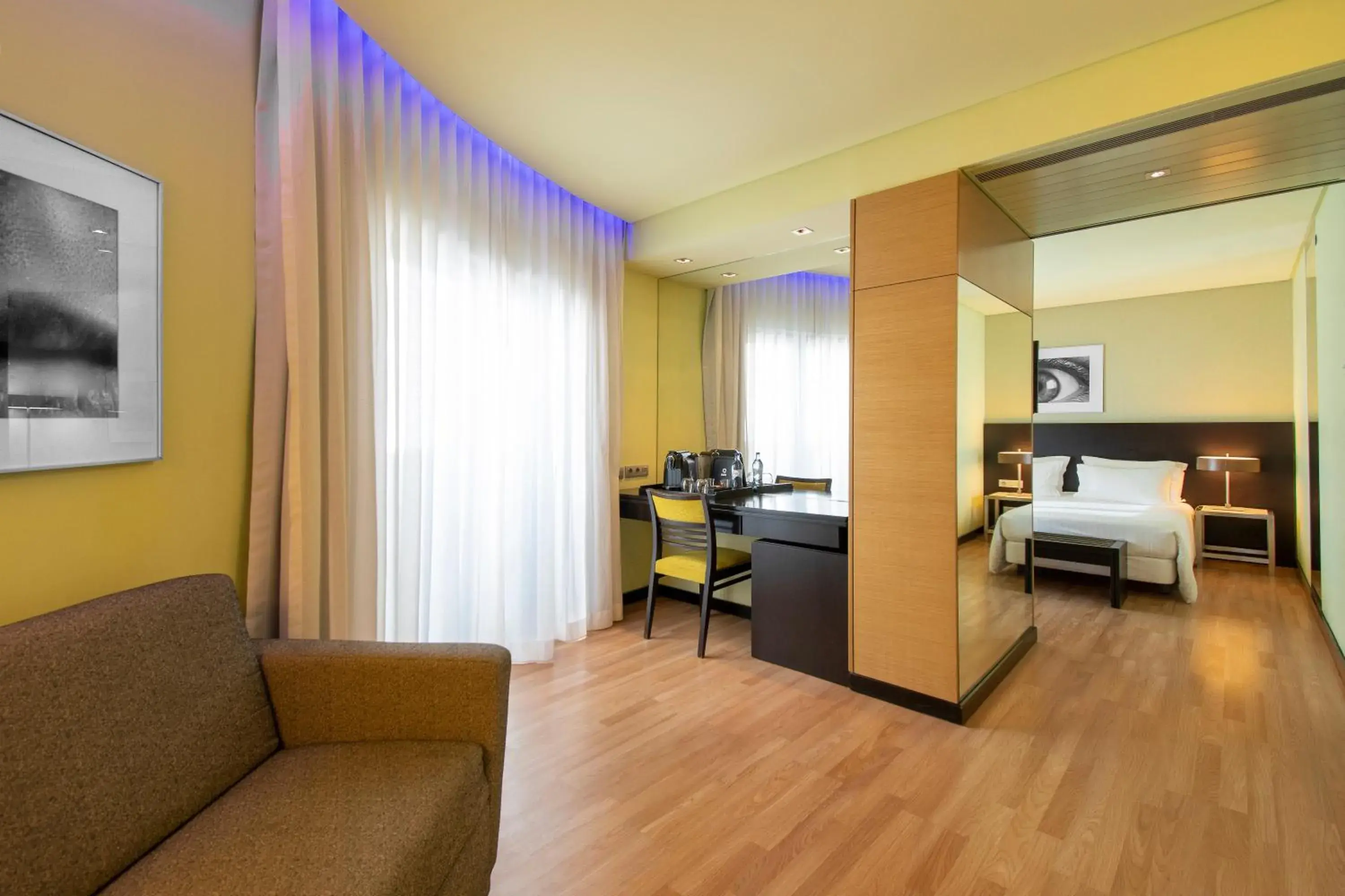 Living room, Bed in SANA Capitol Hotel Living room, Bed in SANA Capitol Hotel