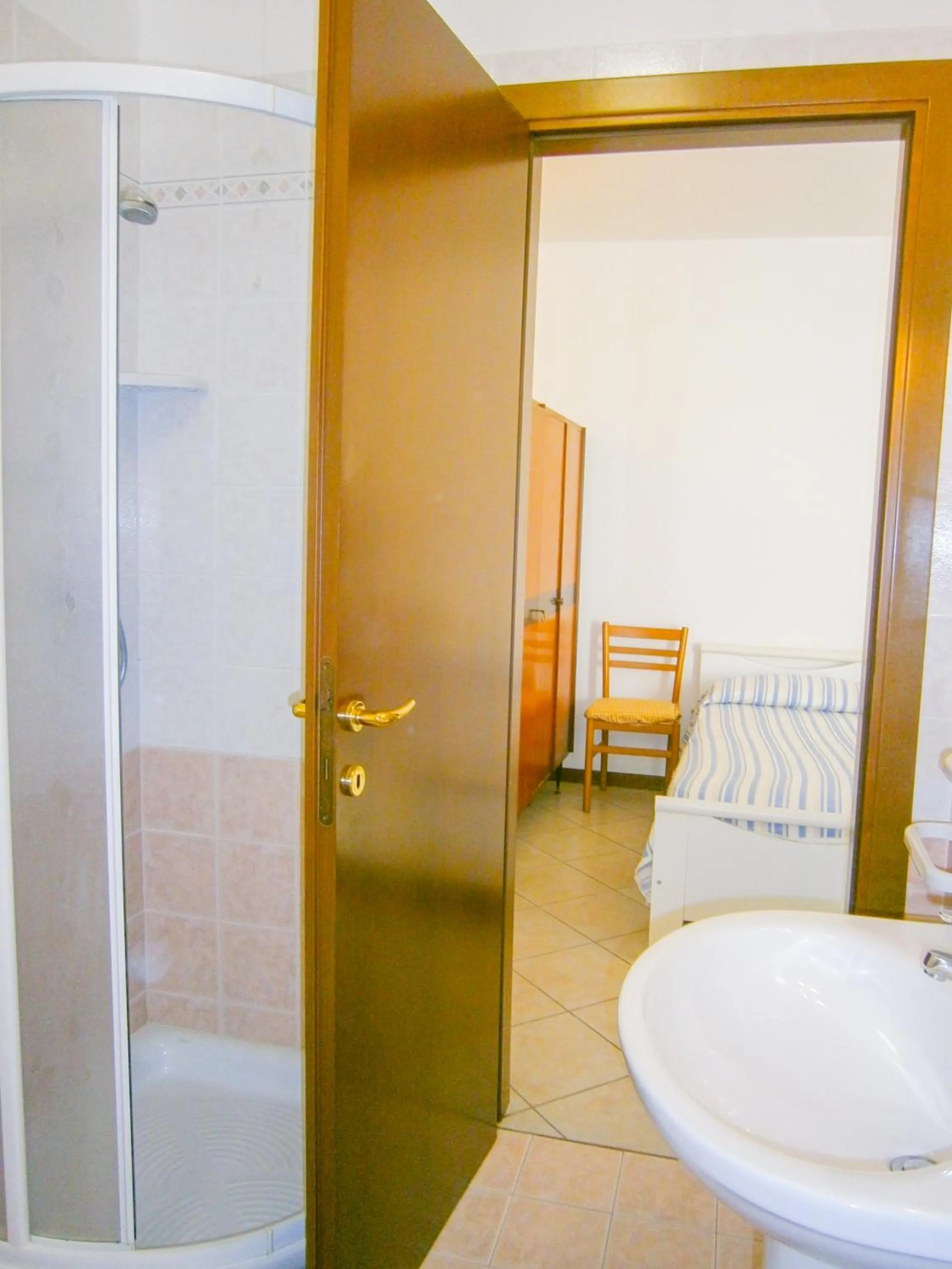 Shower, Bed in Residence Mediterraneo - Agenzia Cocal