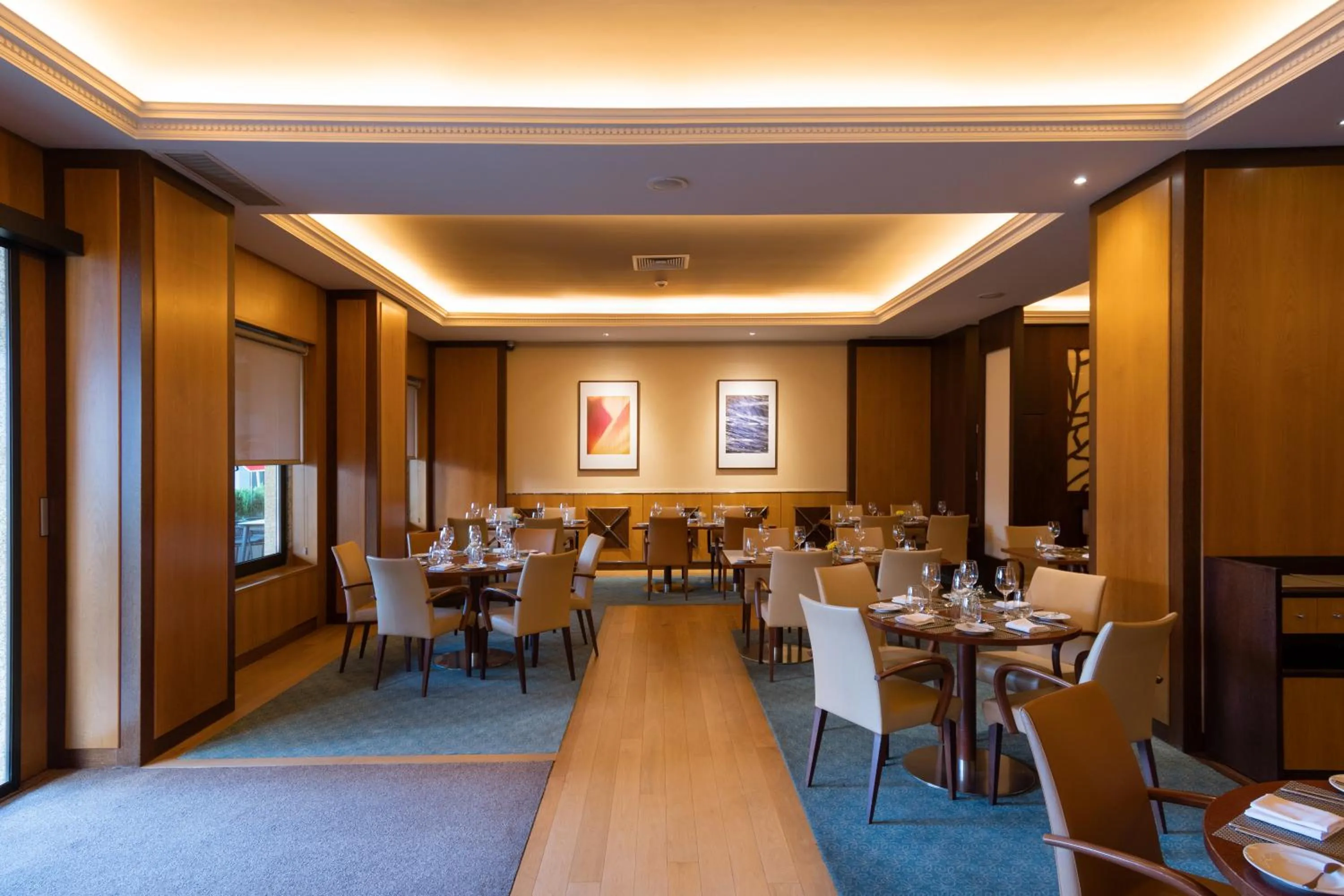 Restaurant/places to eat in SANA Metropolitan Hotel