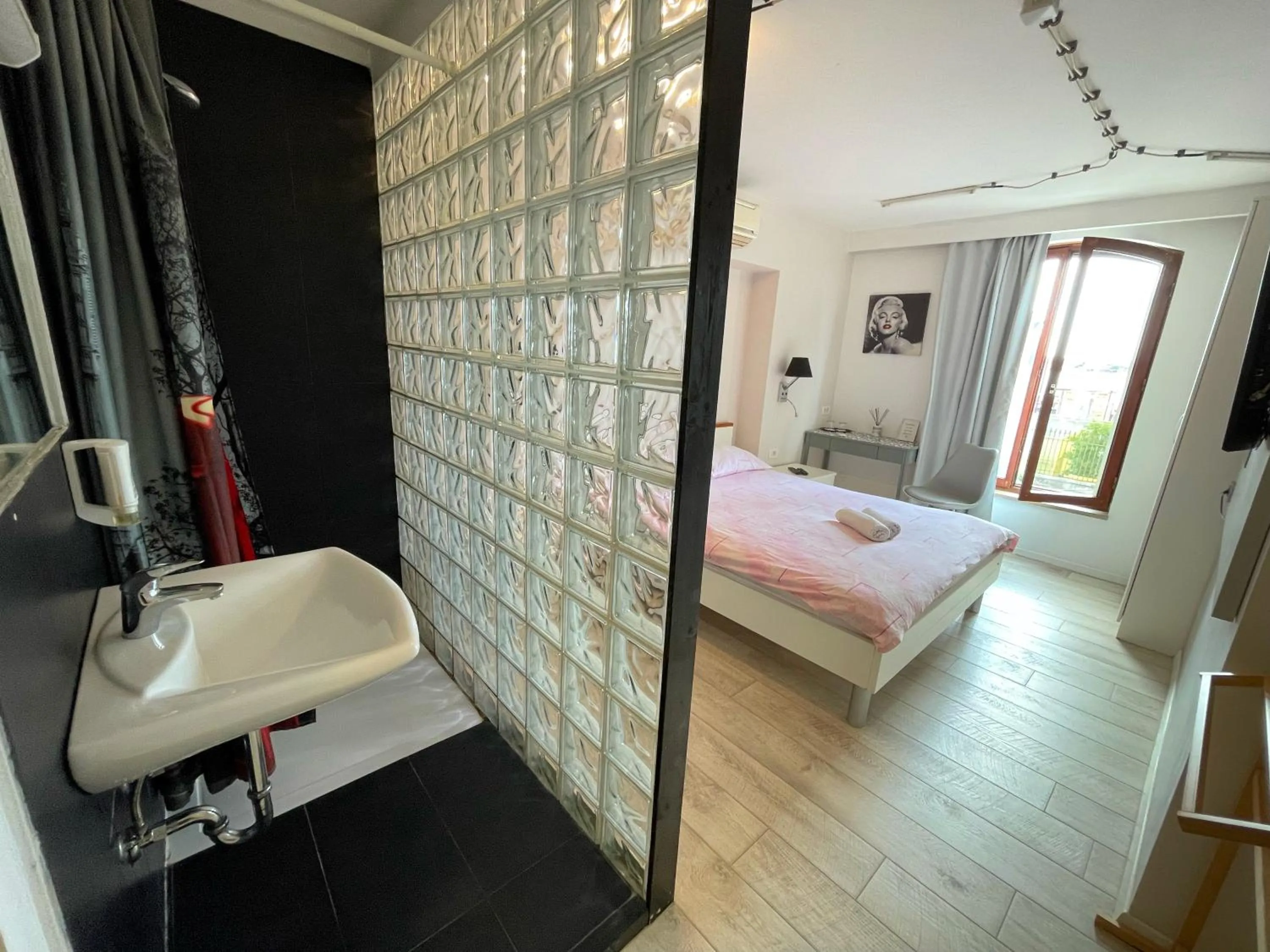 Shower, Bed in Hostel Pipištrelo