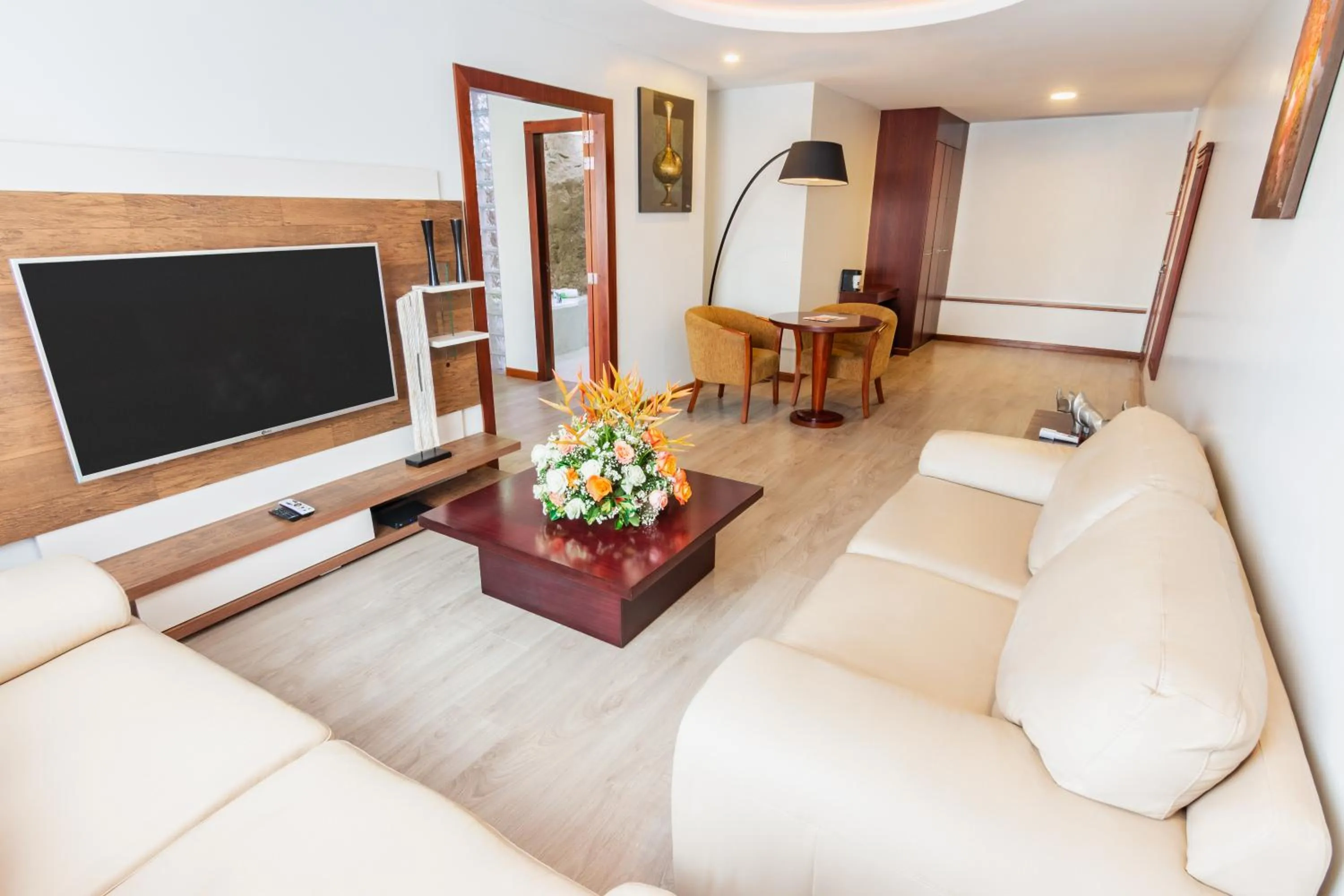 Communal lounge/ TV room in Sonesta Hotel Loja