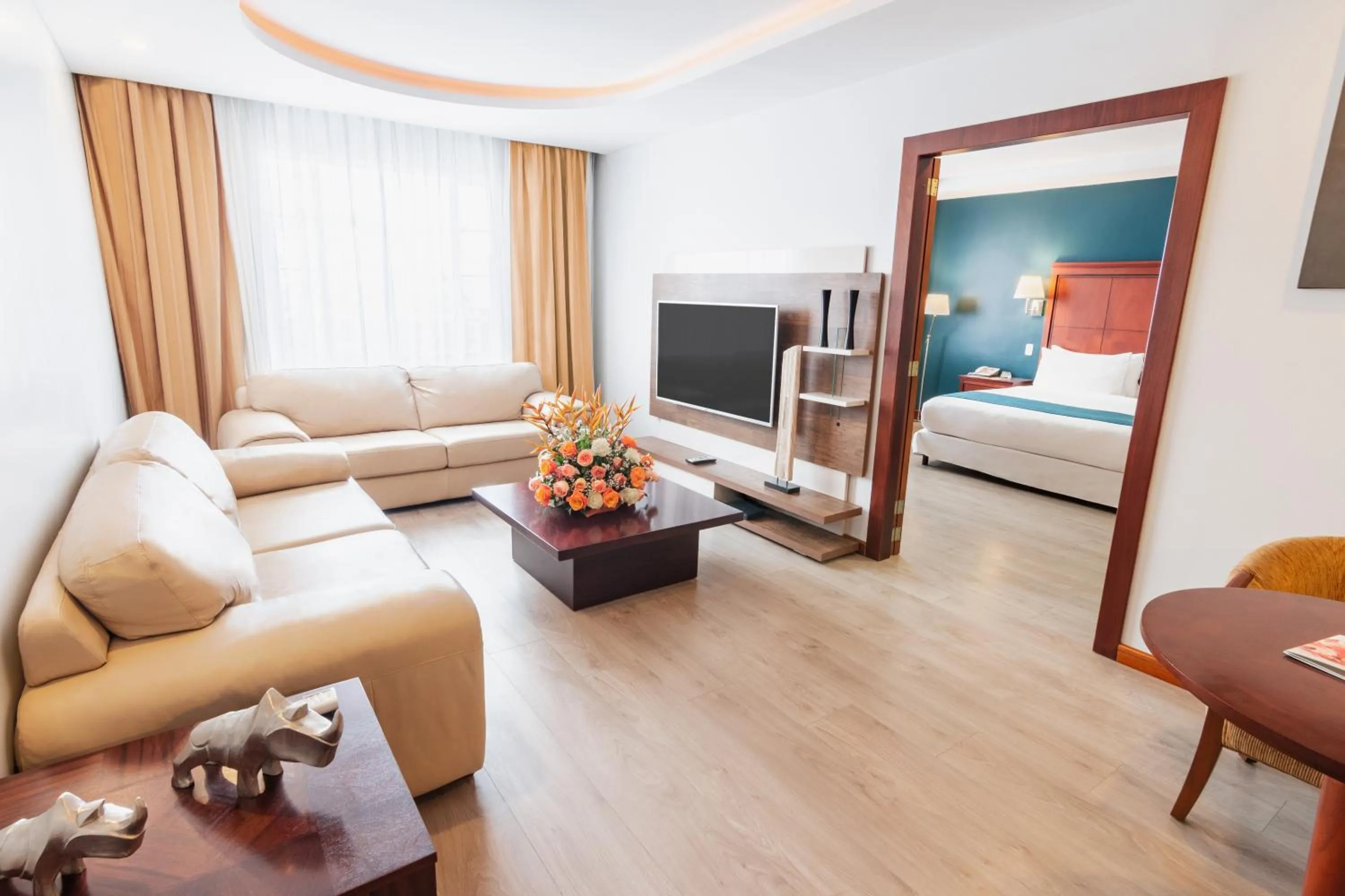 Communal lounge/ TV room, Bed in Sonesta Hotel Loja