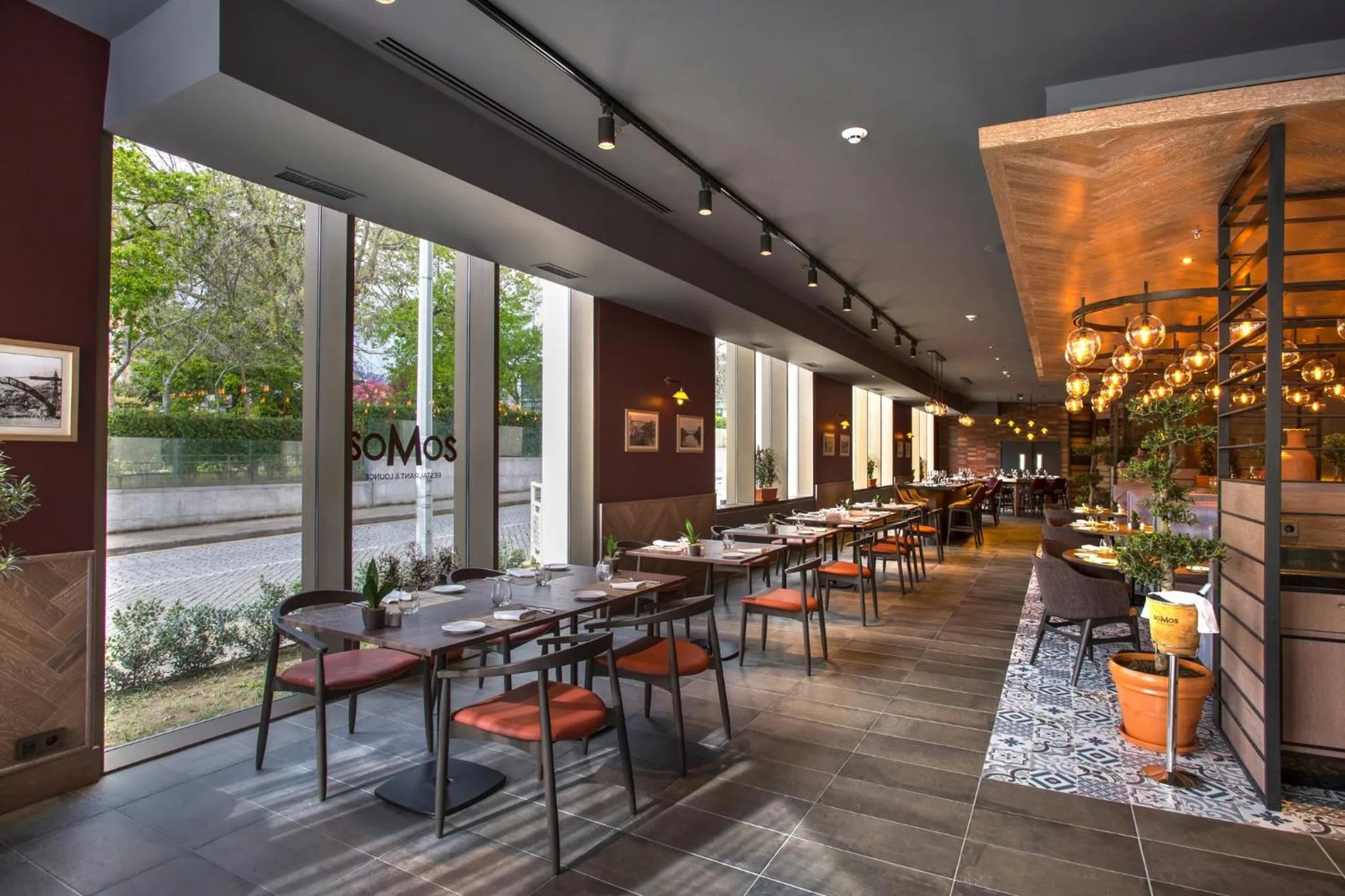 Restaurant/places to eat in Crowne Plaza Porto by IHG