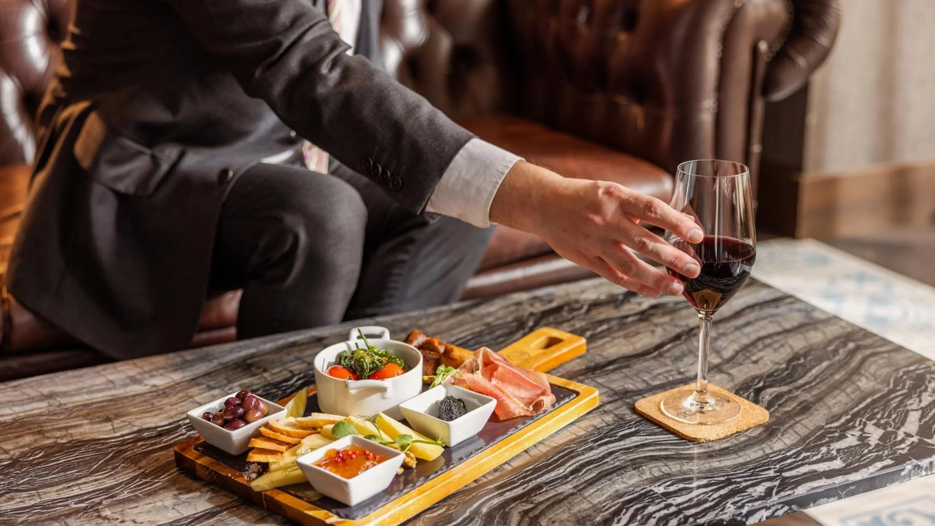 Lounge or bar in Crowne Plaza Porto by IHG