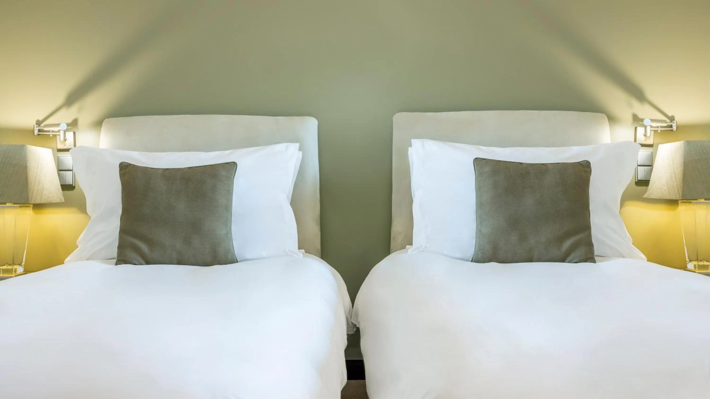 Photo of the whole room, Bed in Crowne Plaza Porto by IHG