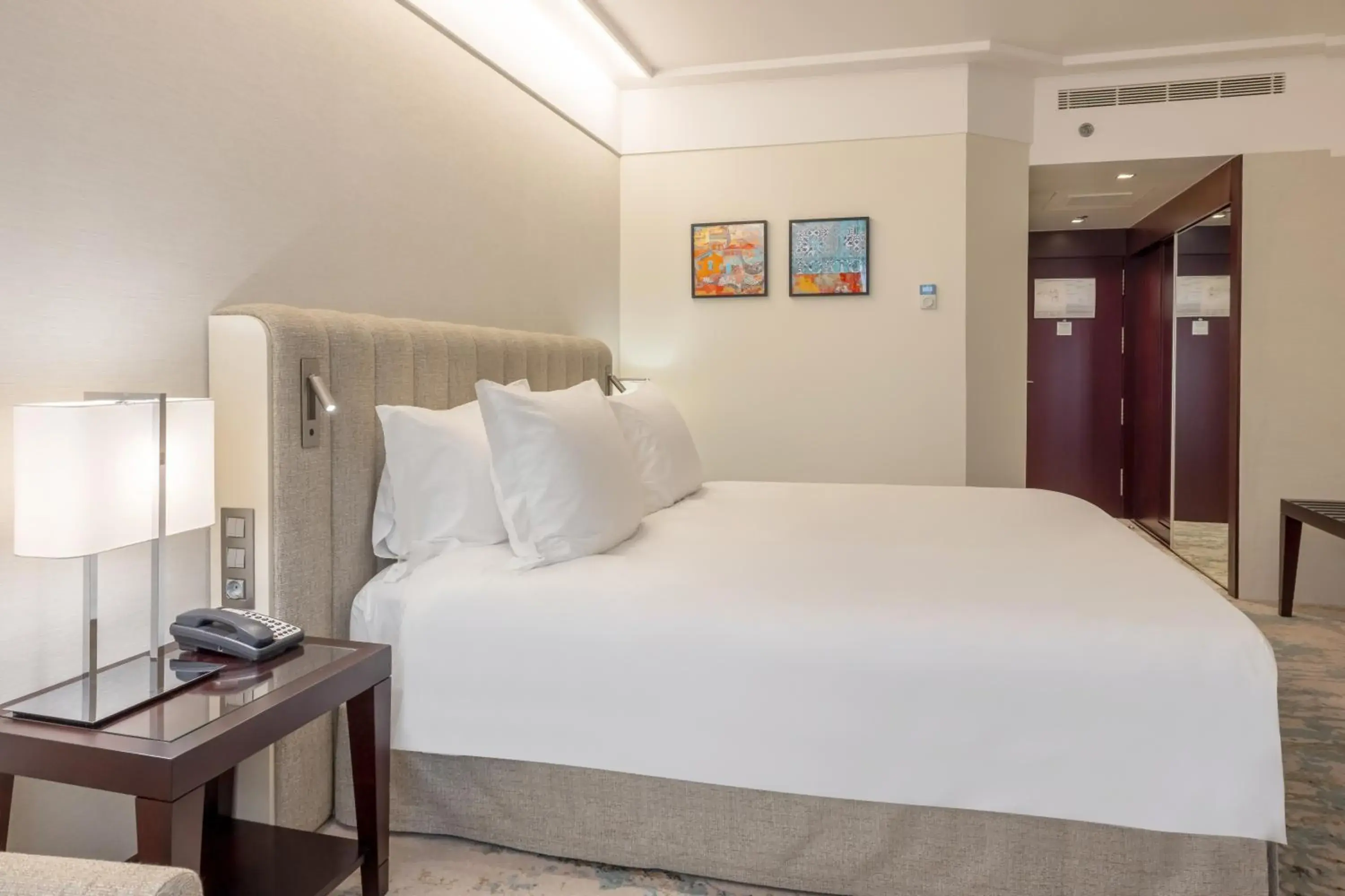 Bedroom, Bed in Crowne Plaza Porto by IHG Bedroom, Bed in Crowne Plaza Porto by IHG