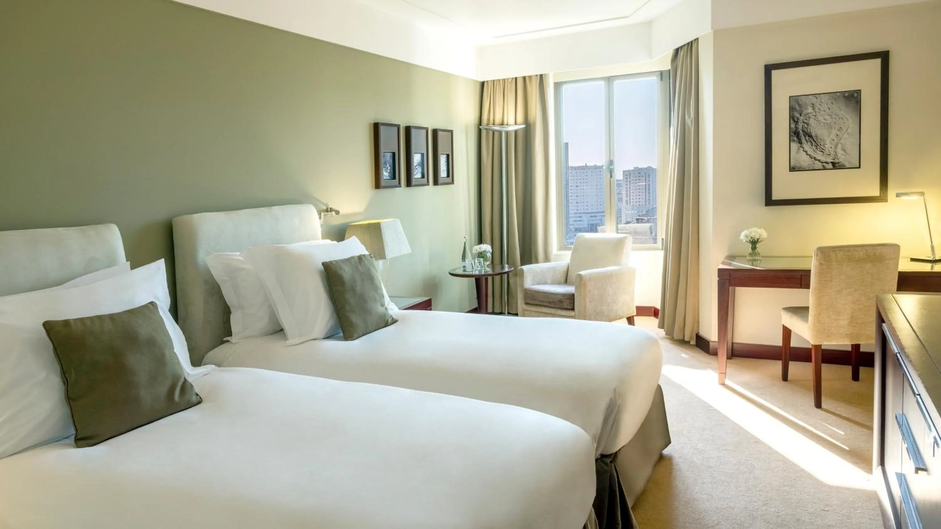 Photo of the whole room, Bed in Crowne Plaza Porto by IHG