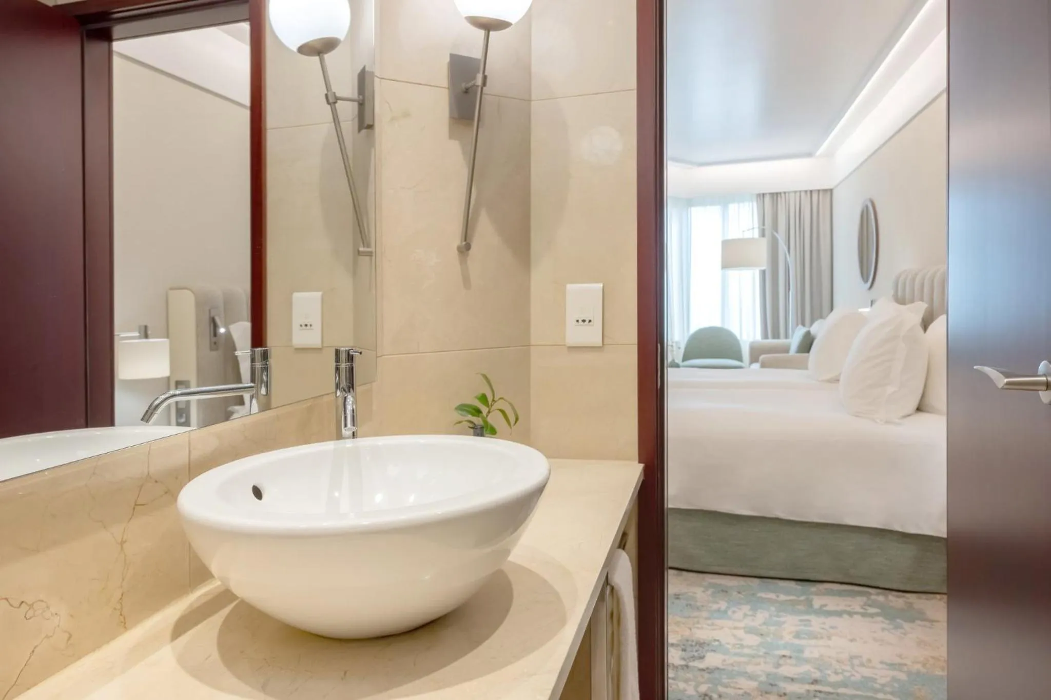 Photo of the whole room, Bed in Crowne Plaza Porto by IHG