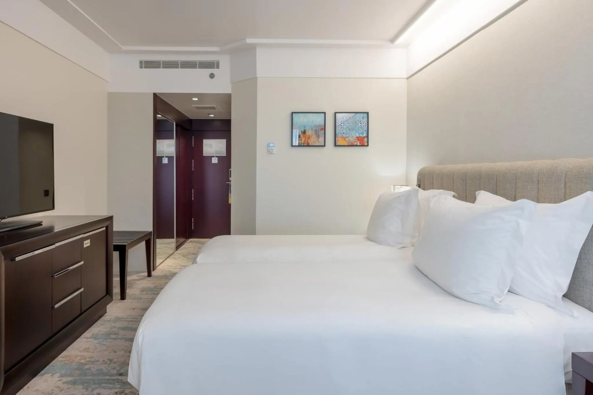 Photo of the whole room, Bed in Crowne Plaza Porto by IHG