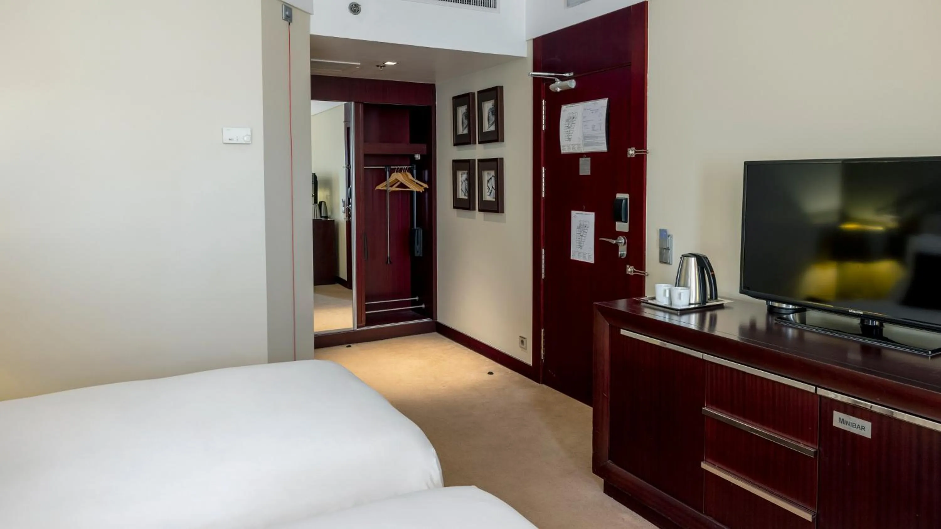 Photo of the whole room, Bed in Crowne Plaza Porto by IHG