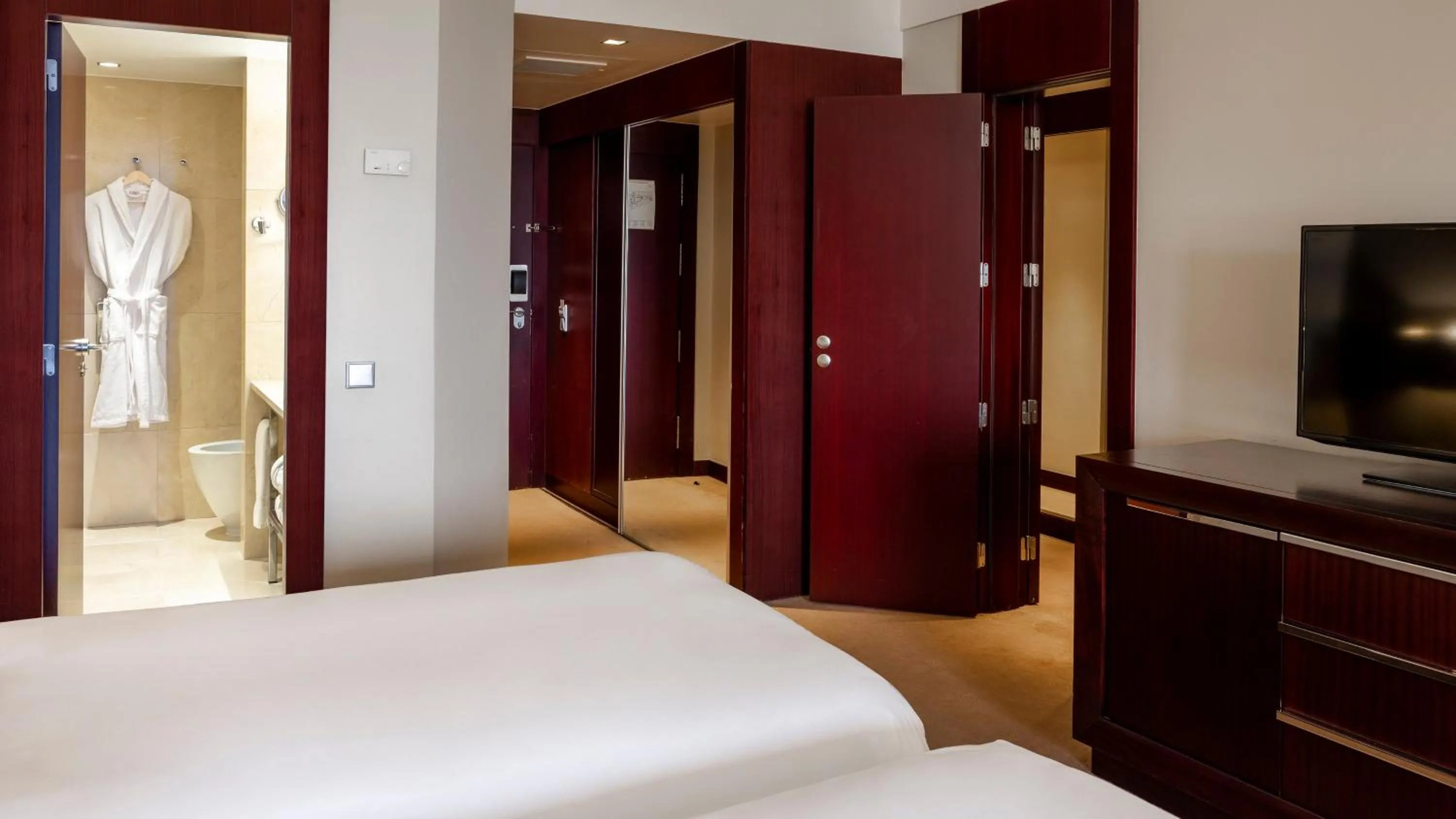 Photo of the whole room, Bed in Crowne Plaza Porto by IHG