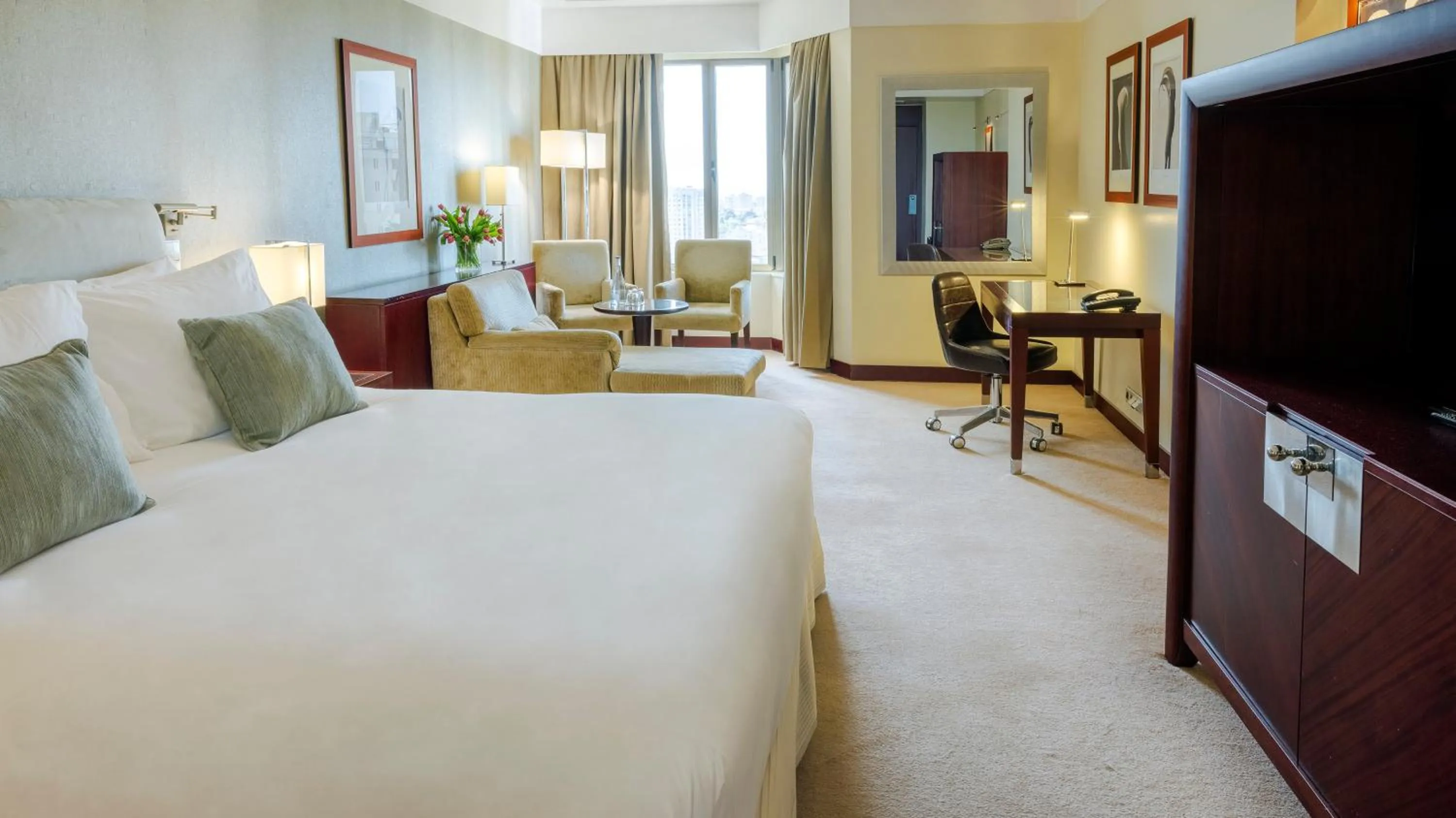 Photo of the whole room, Bed in Crowne Plaza Porto by IHG