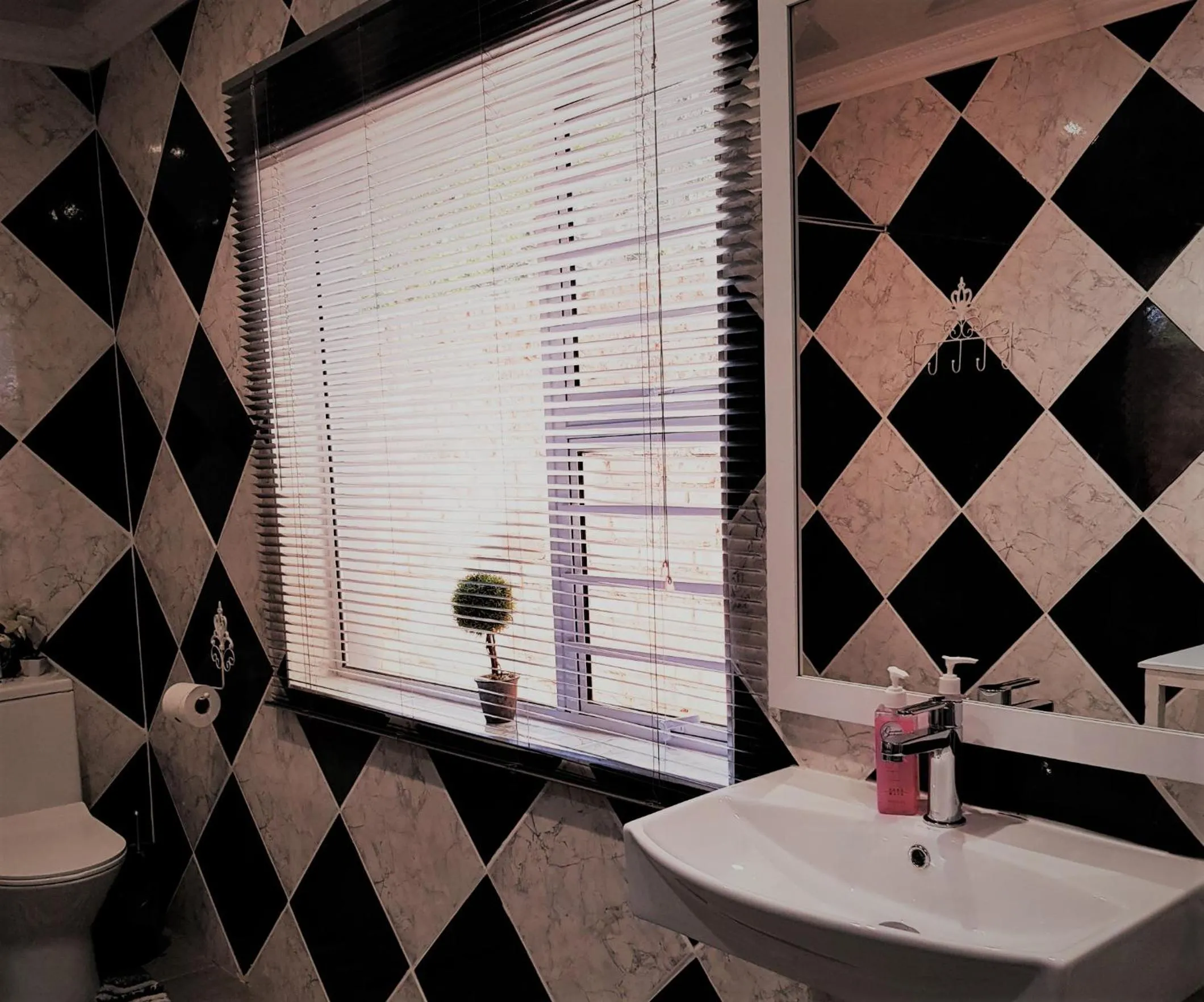 Twin Room with Garden View in Graceland Guesthouse