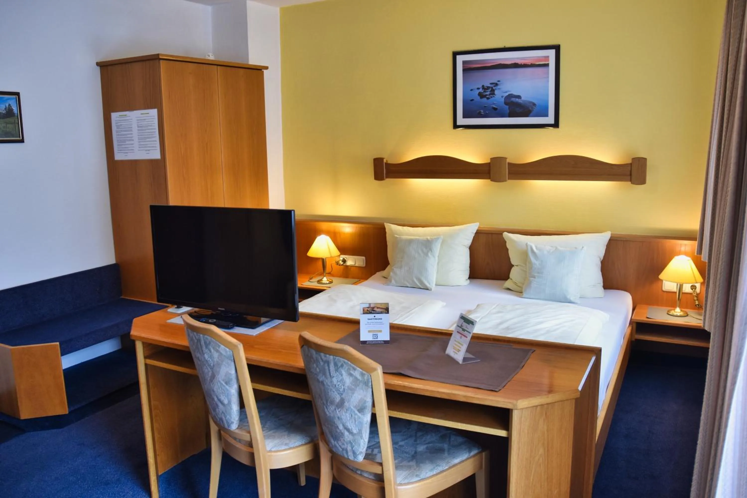 Photo of the whole room, Bed in Zum Franziskaner