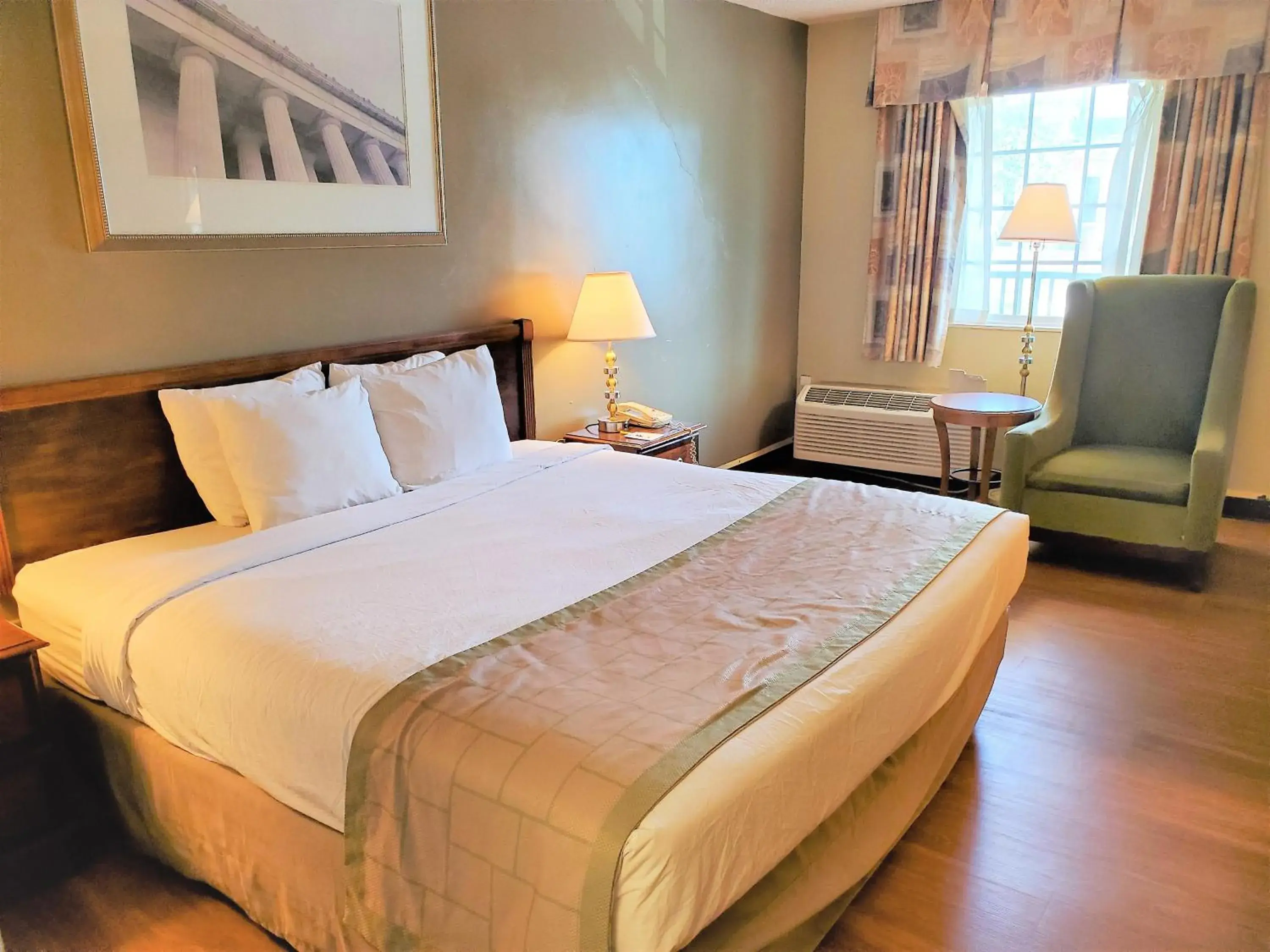 Standard King Room - Smoking in Days Inn by Wyndham Towson Standard King Room - Smoking in Days Inn by Wyndham Towson