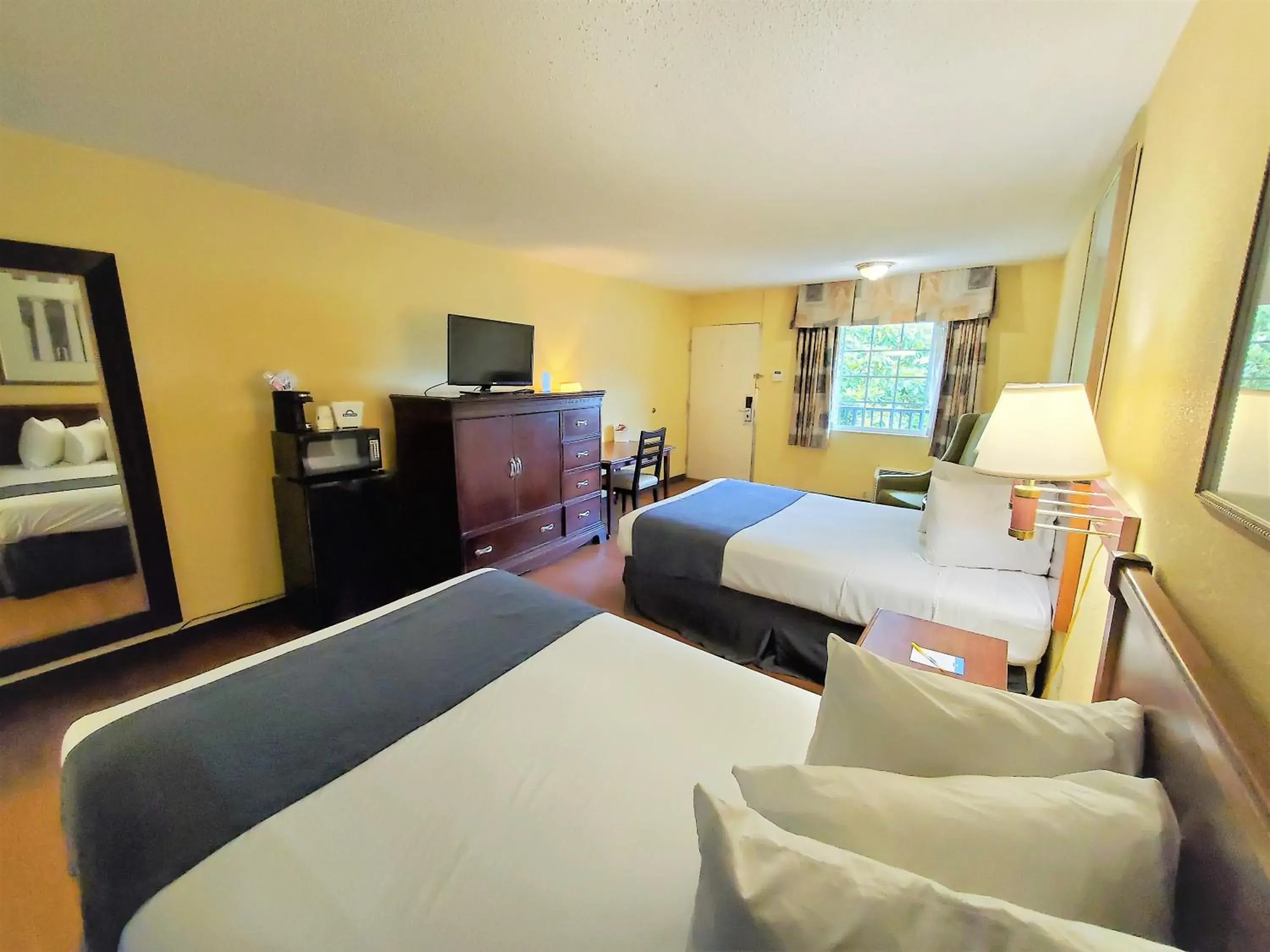 Double Room with Two Double Beds - Mobility Access/Non-Smoking in Days Inn by Wyndham Towson Double Room with Two Double Beds - Mobility Access/Non-Smoking in Days Inn by Wyndham Towson