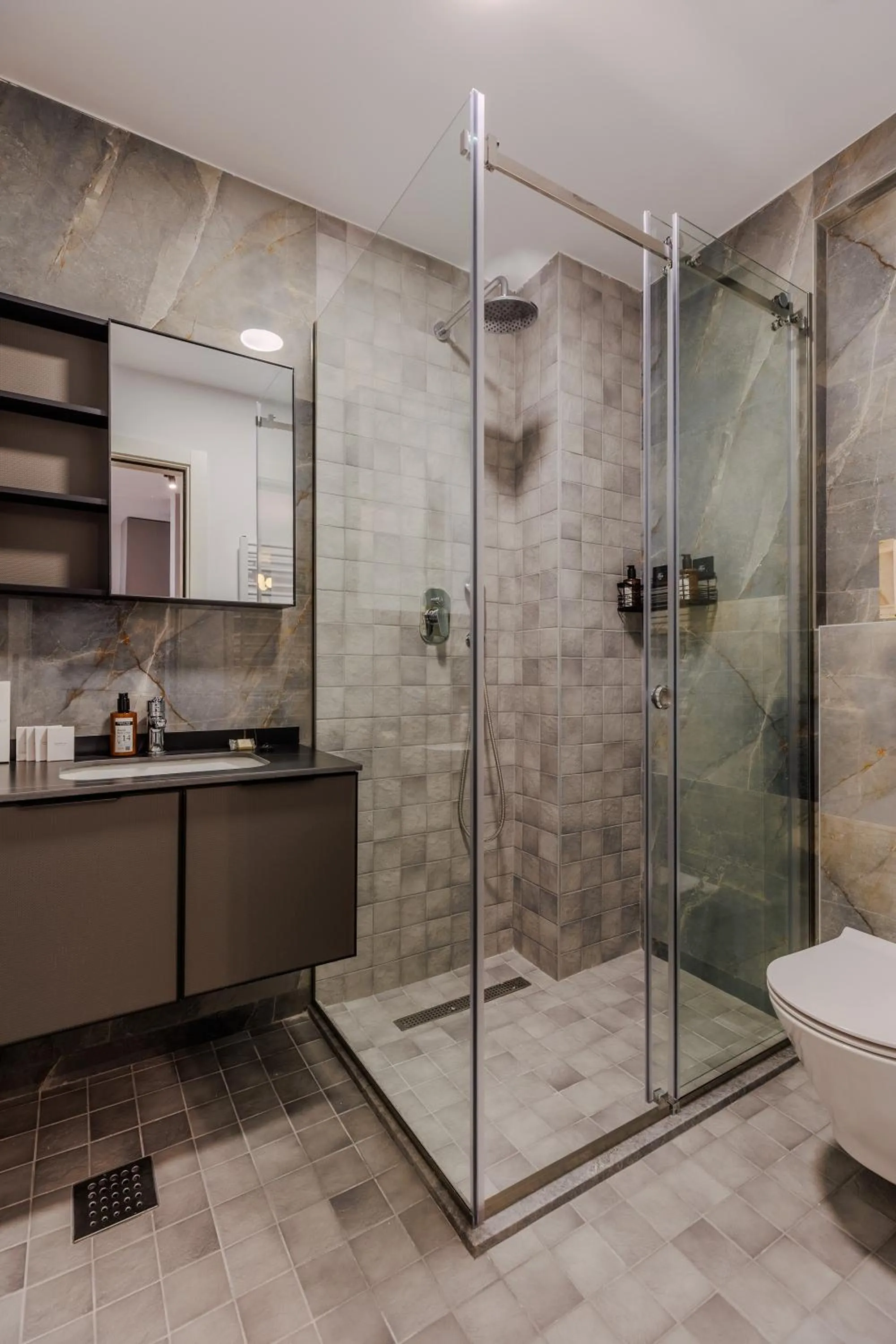 Shower in Hotel Harmonia by Dukley