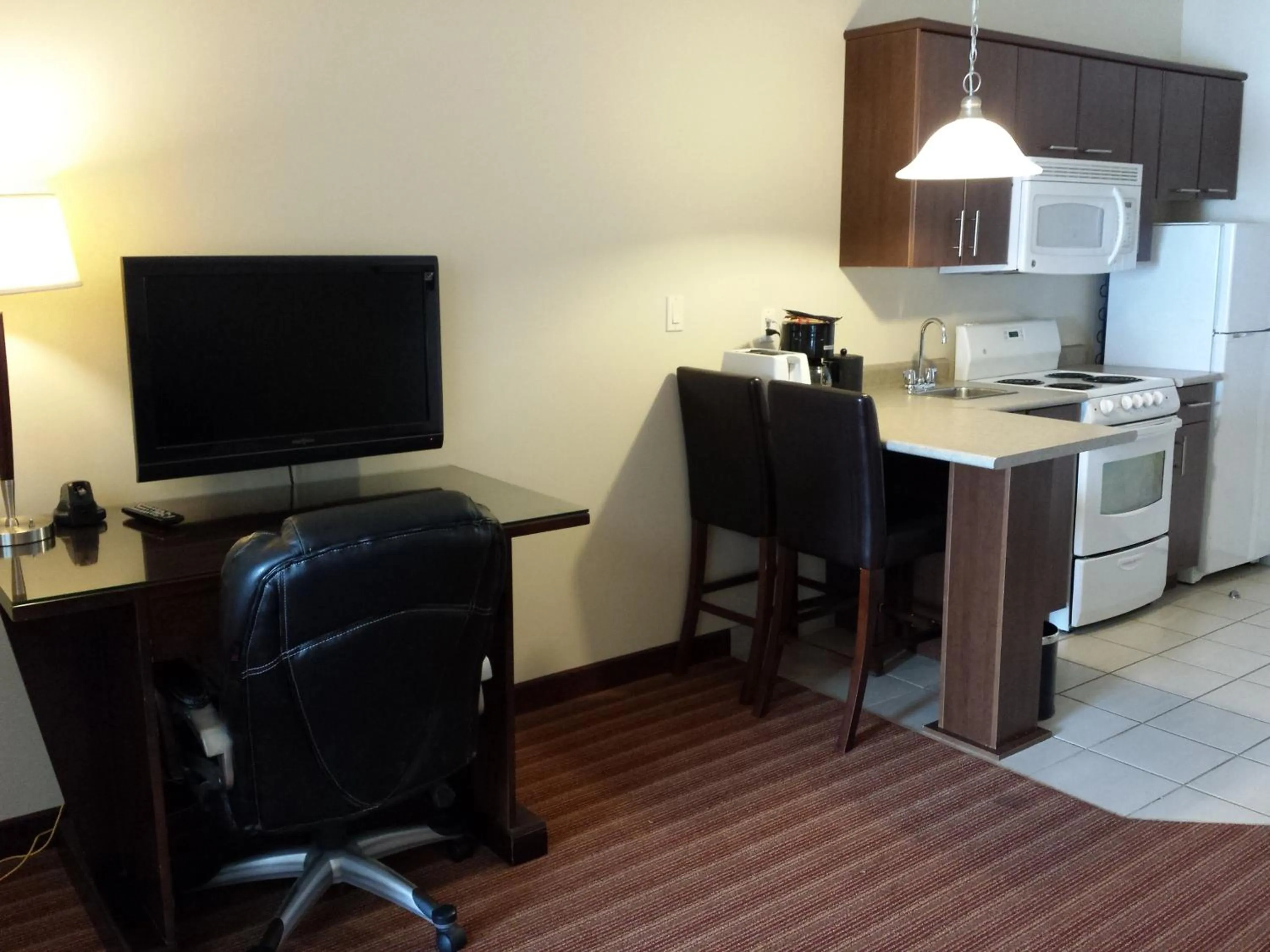 Kitchen or kitchenette in Sigma Inn & Suites Hudson's Hope