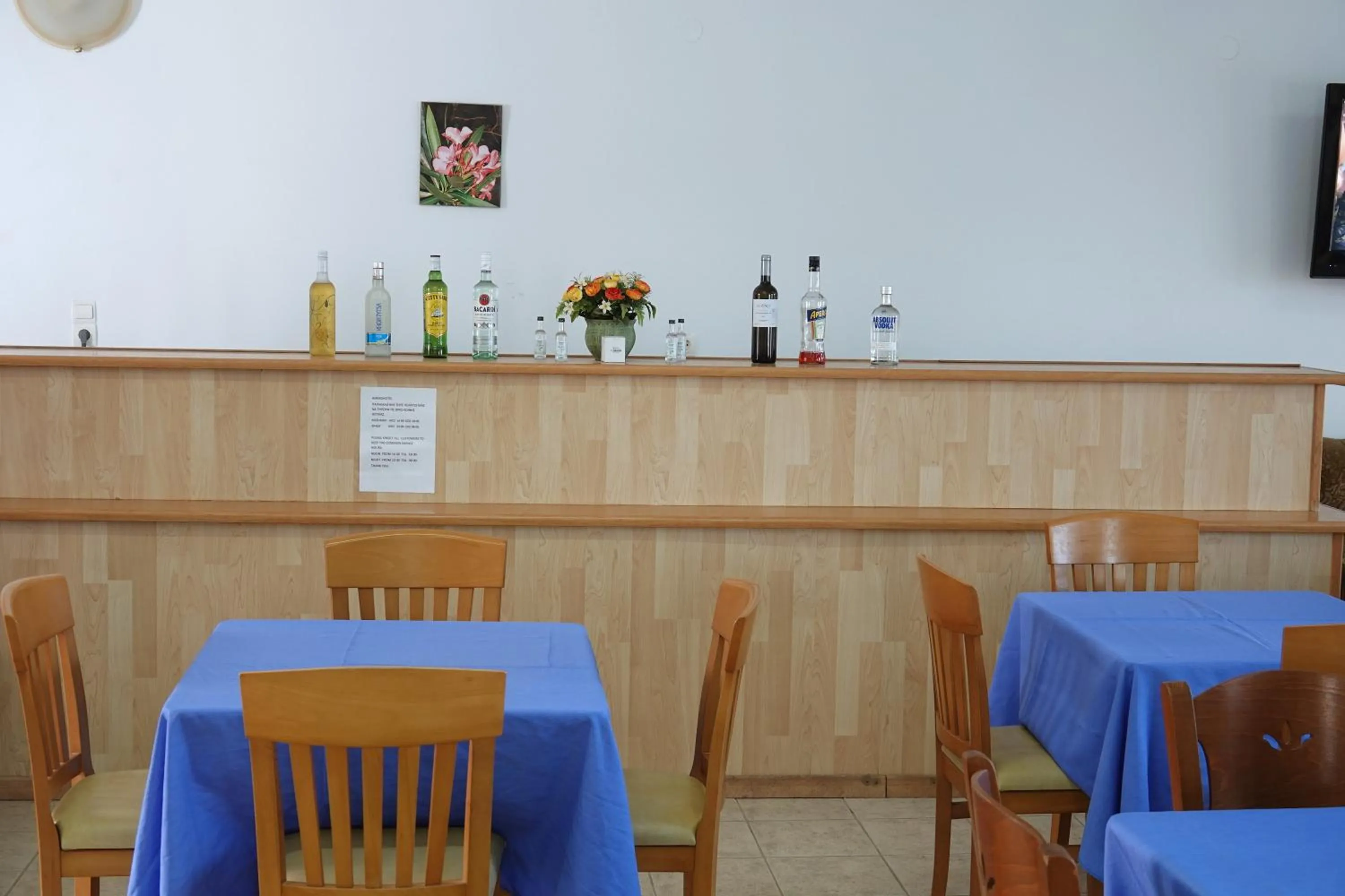 Restaurant/places to eat in Aeriko Hotel Apartments