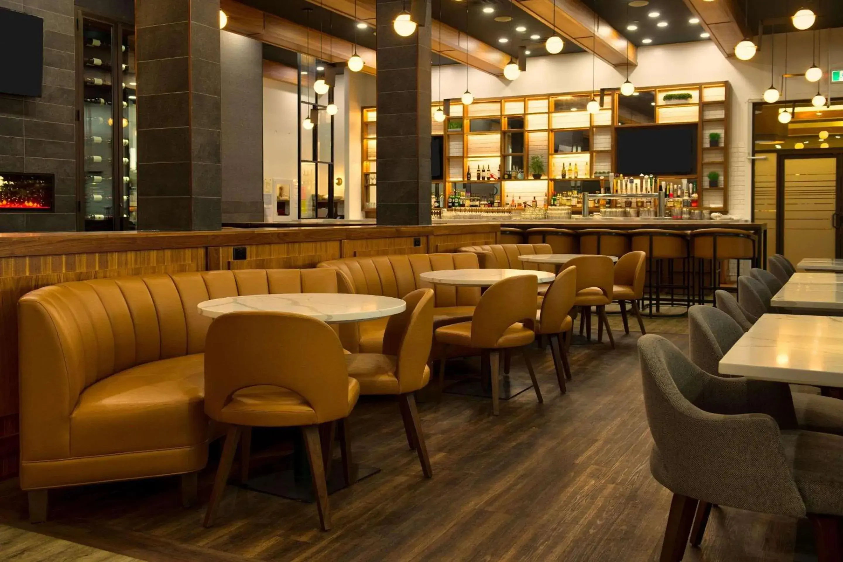 Restaurant/places to eat in Radisson Hotel & Suites Fort McMurray Restaurant/places to eat in Radisson Hotel & Suites Fort McMurray