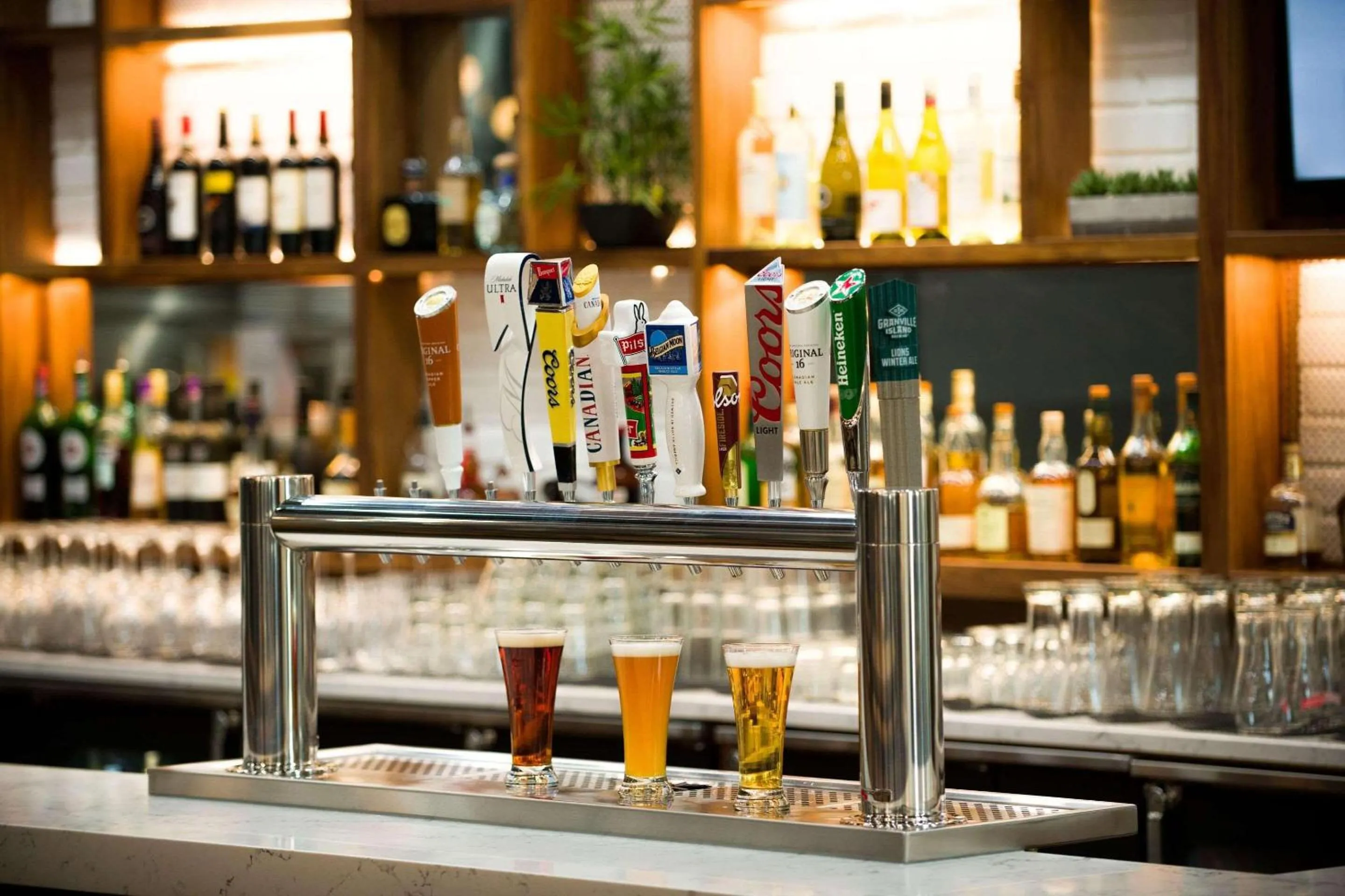 Lounge or bar in Radisson Hotel & Suites Fort McMurray