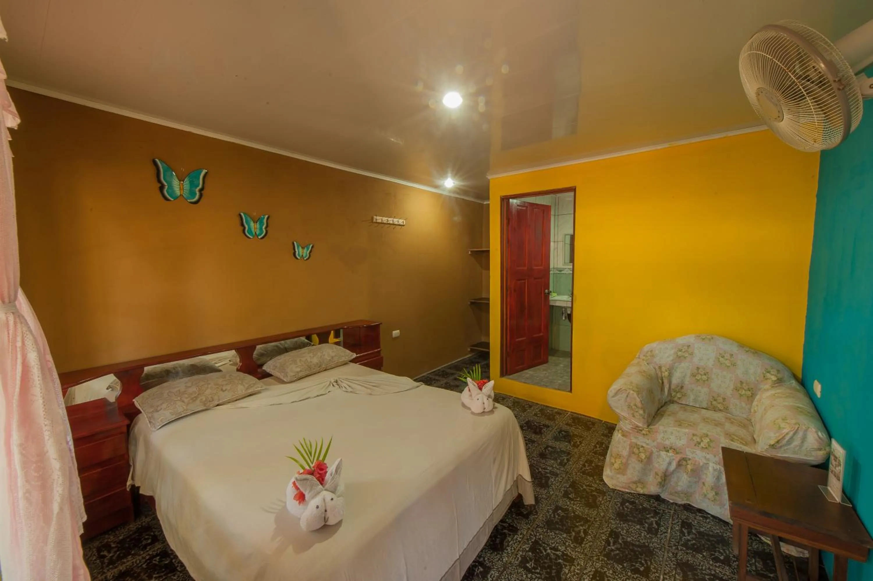 Photo of the whole room, Bed in Hotel El Icaco Tortuguero